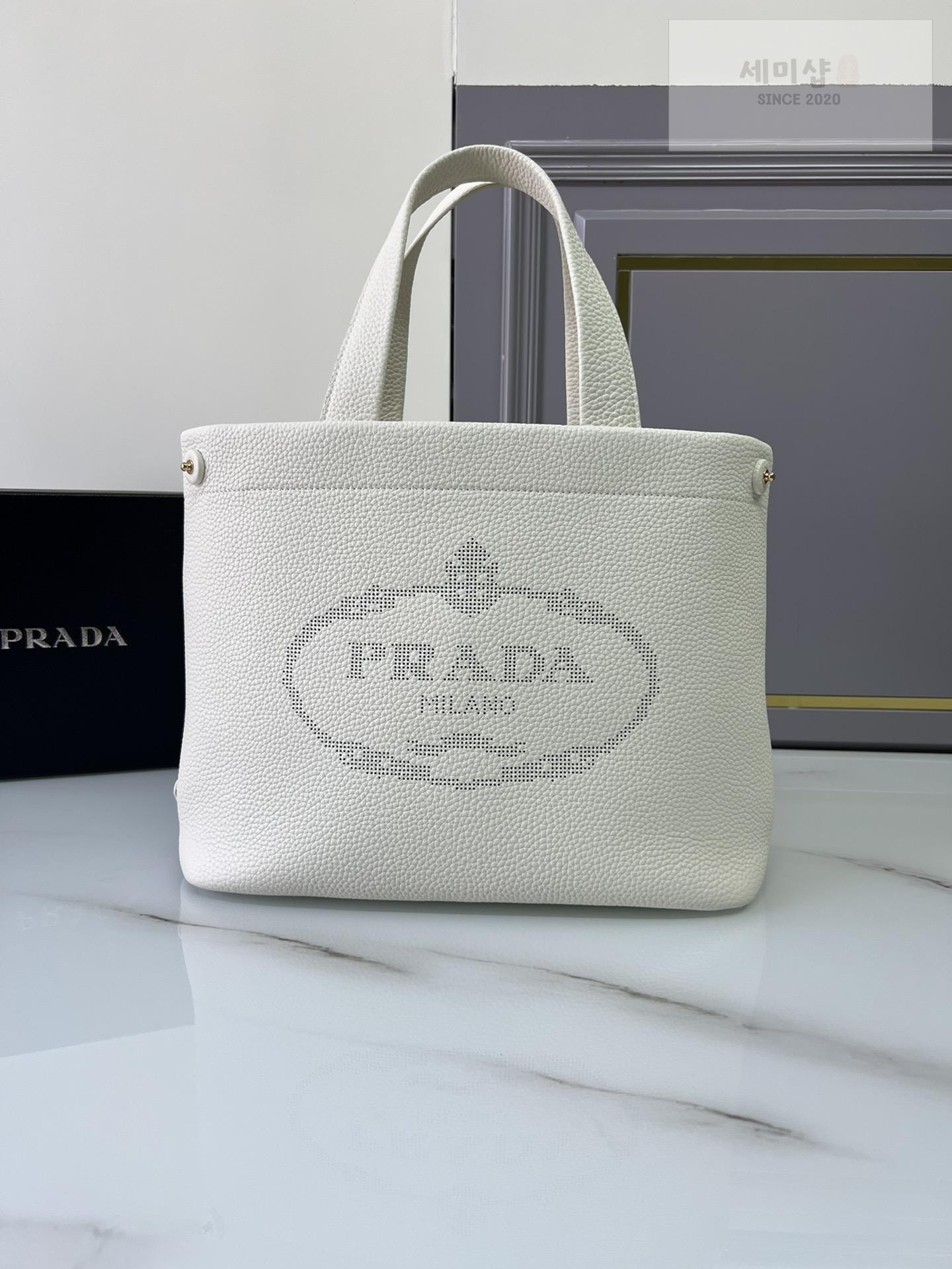 P R A D A Prada Perforate Logo Leather Tote Bag 21번 이미지
