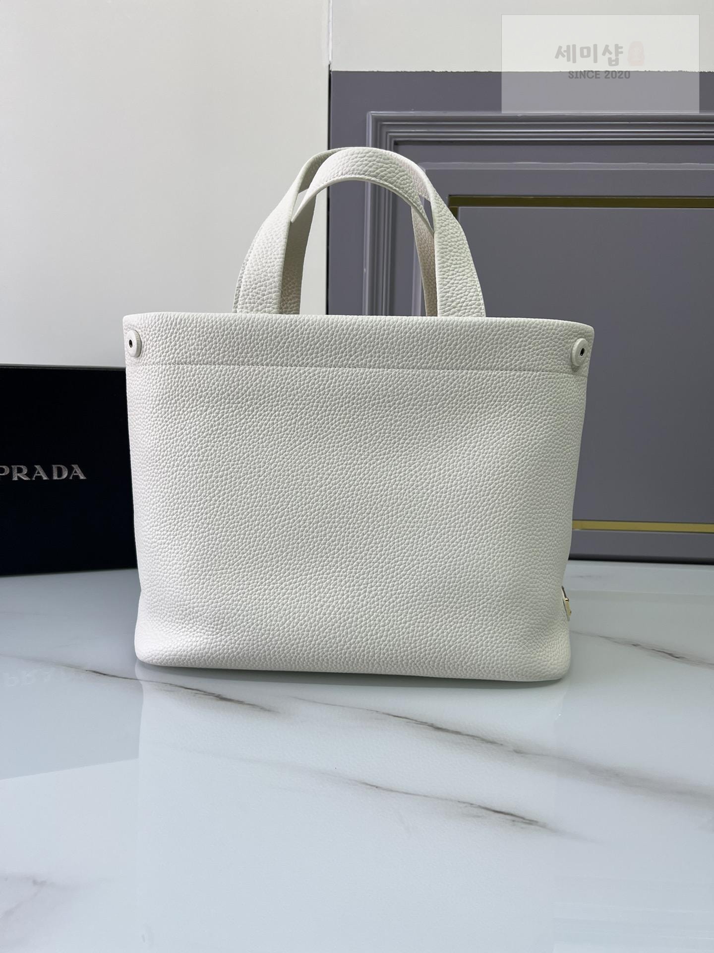 P R A D A Prada Perforate Logo Leather Tote Bag 1번 이미지