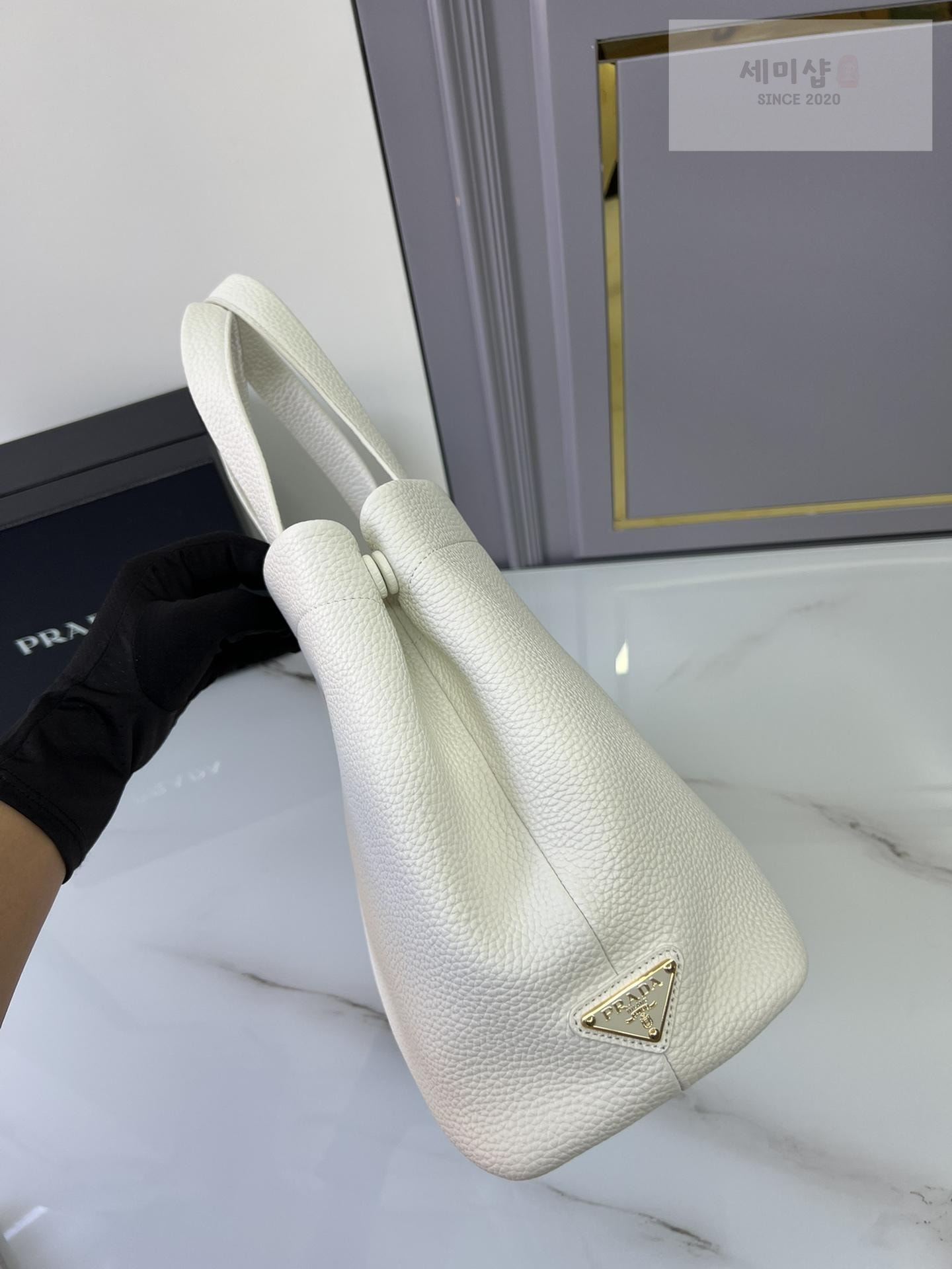 P R A D A Prada Perforate Logo Leather Tote Bag 2번 이미지