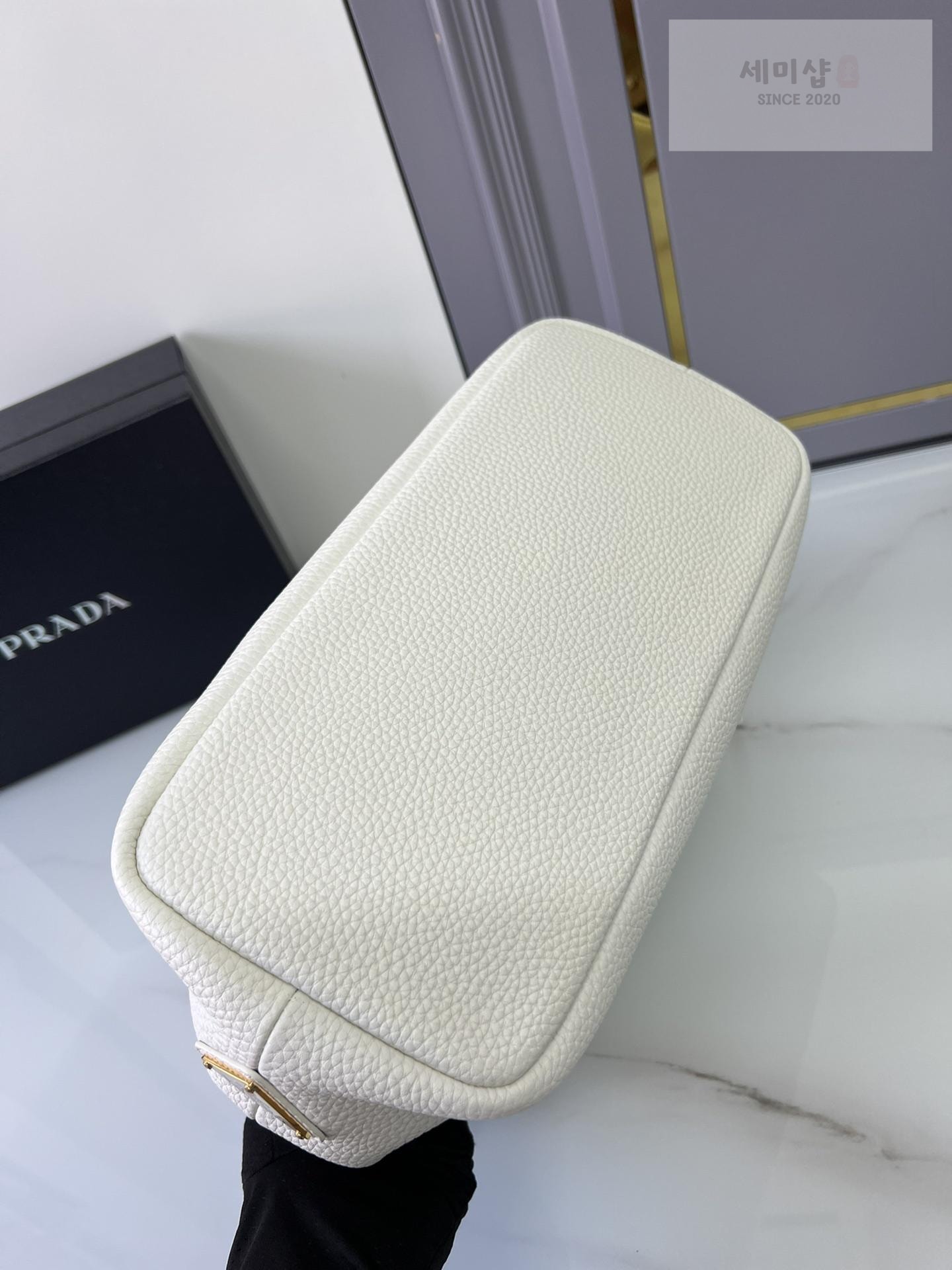 P R A D A Prada Perforate Logo Leather Tote Bag 22번 이미지