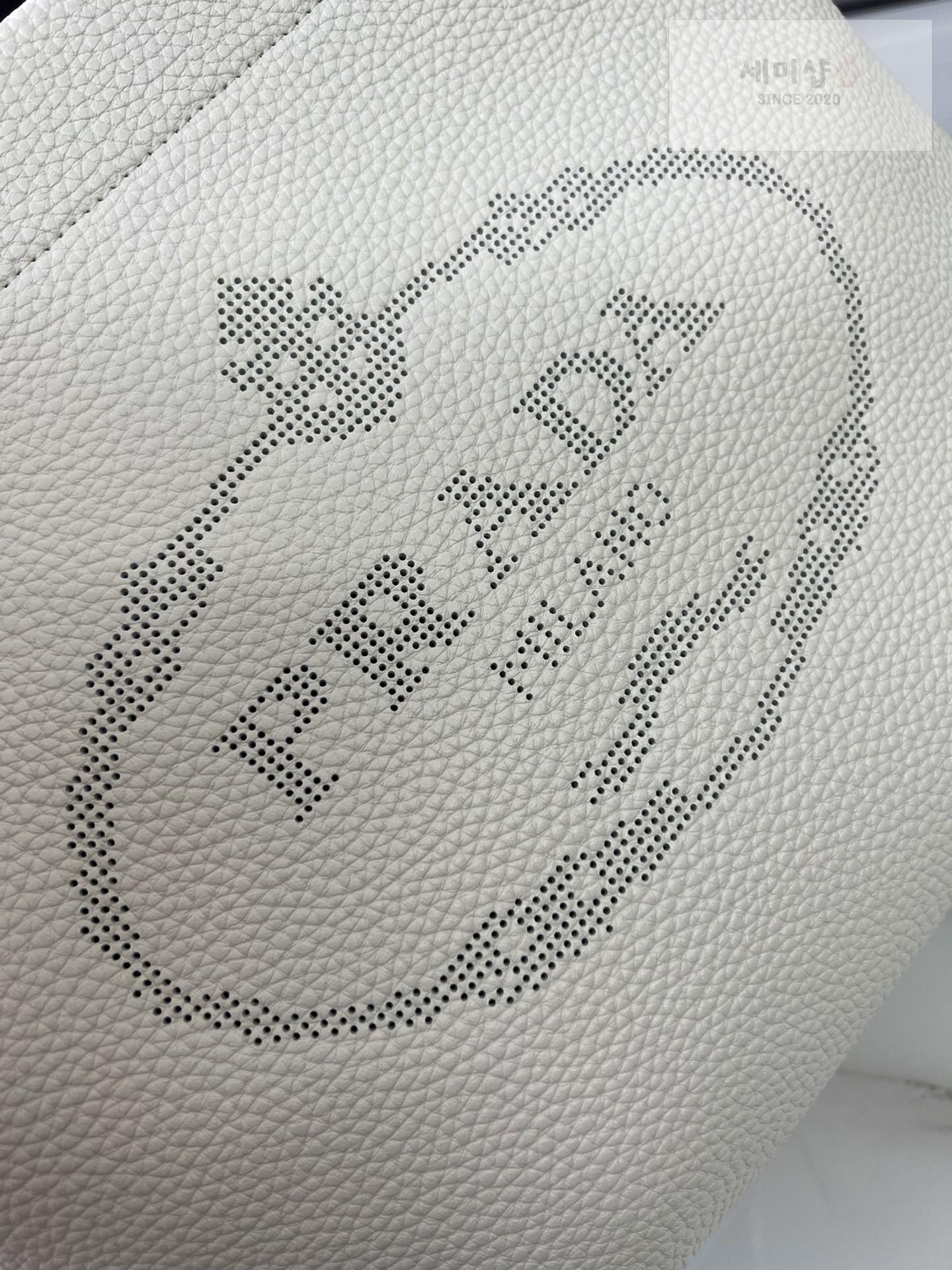 P R A D A Prada Perforate Logo Leather Tote Bag 3번 이미지