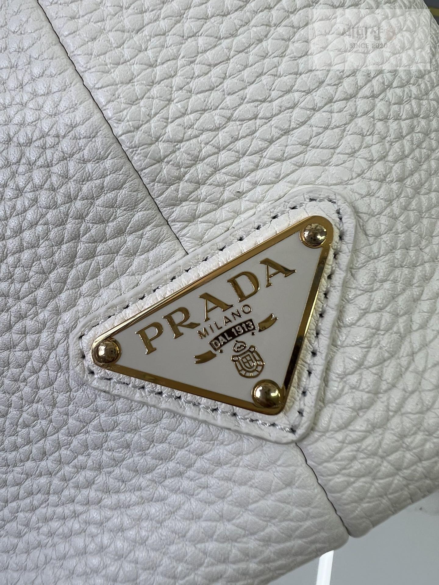 P R A D A Prada Perforate Logo Leather Tote Bag 4번 이미지