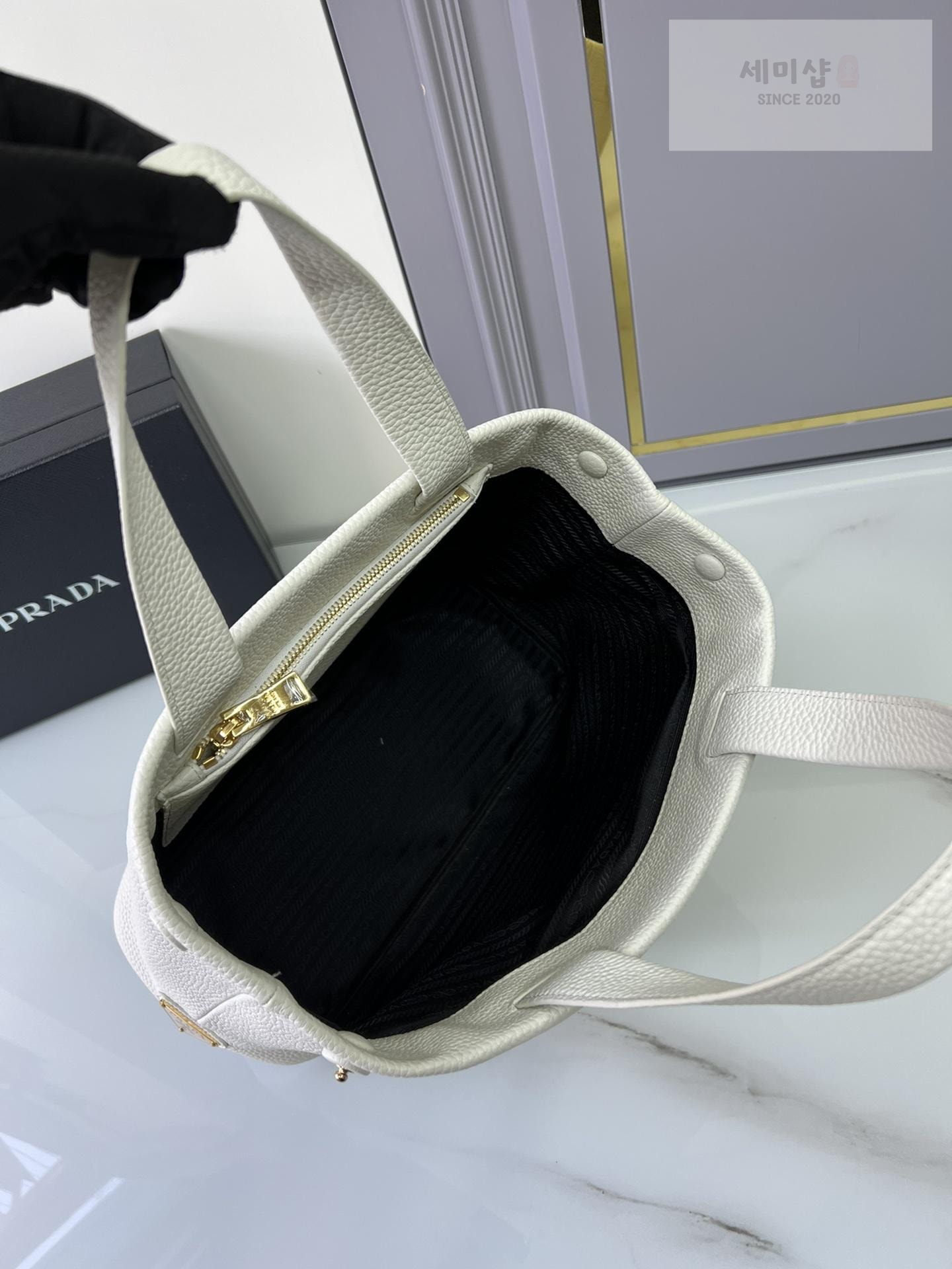 P R A D A Prada Perforate Logo Leather Tote Bag 5번 이미지