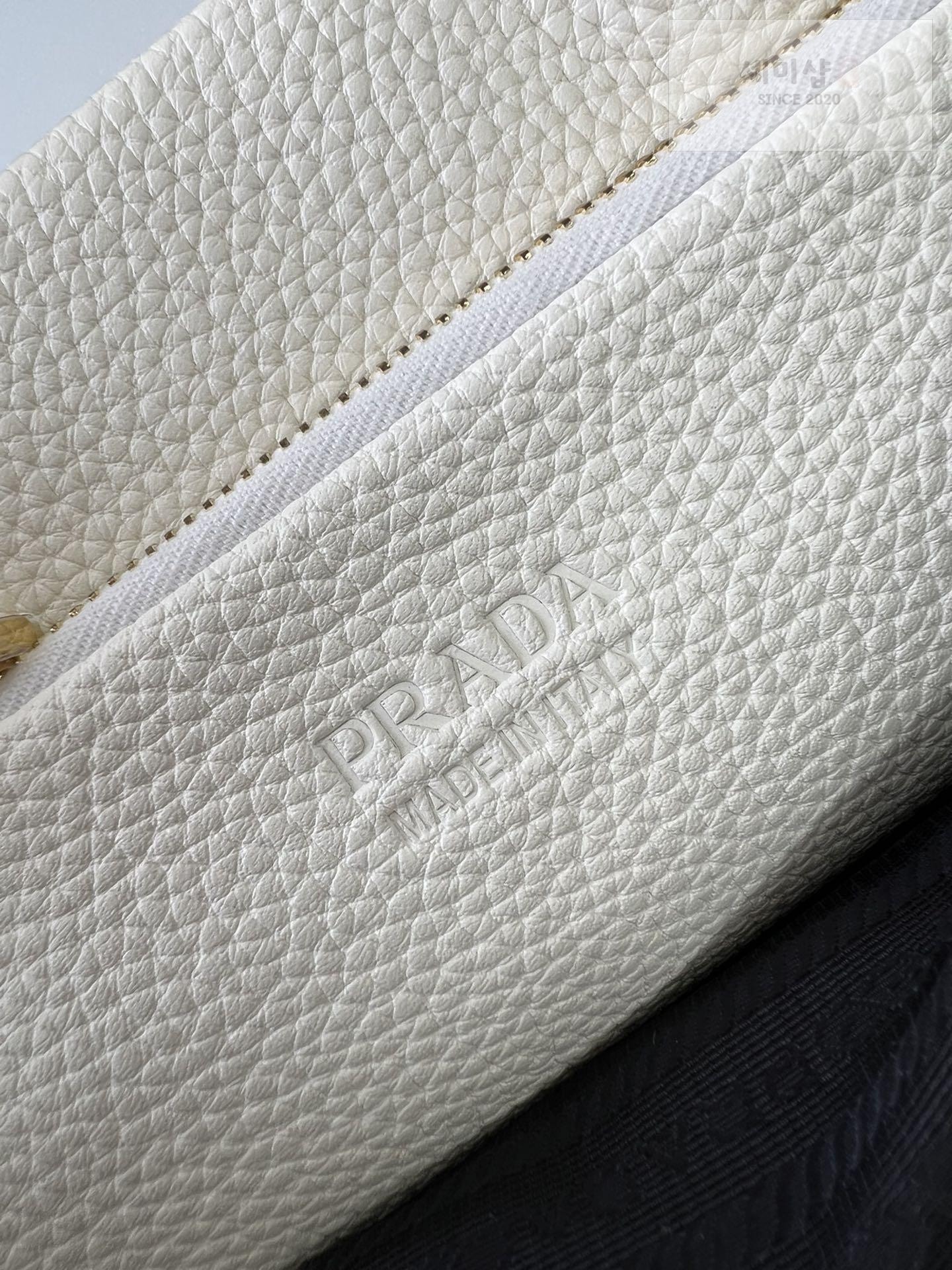 P R A D A Prada Perforate Logo Leather Tote Bag 24번 이미지