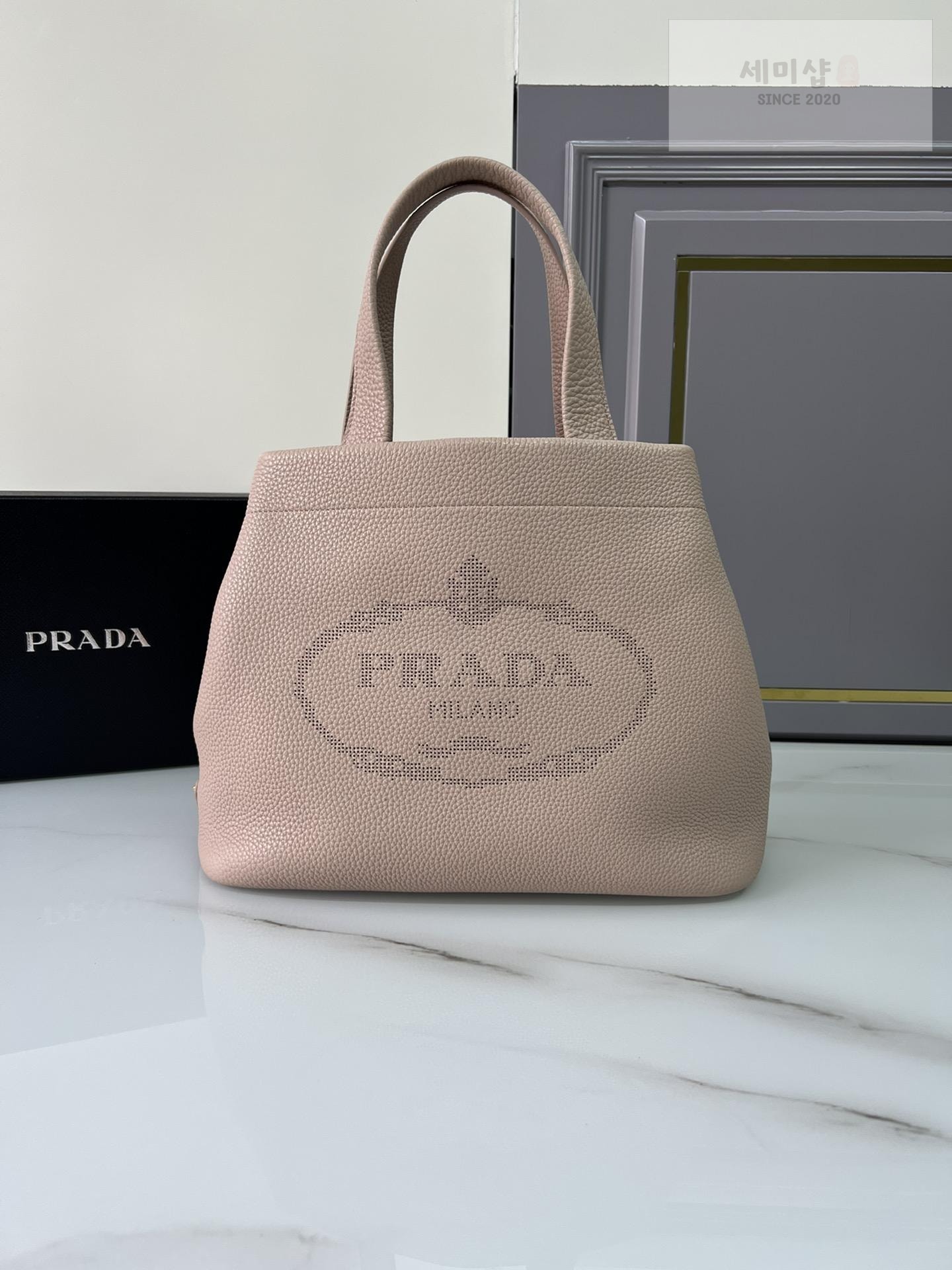 P R A D A Prada Perforate Logo Leather Tote Bag 31번 이미지