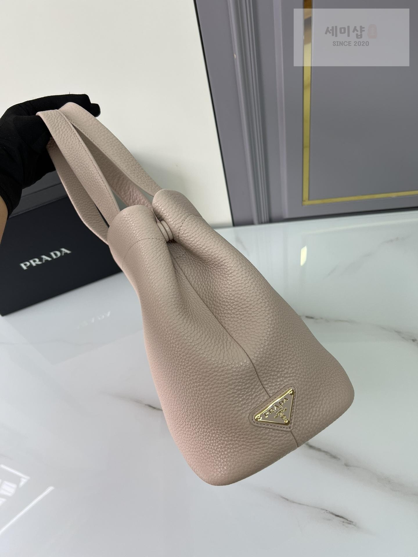 P R A D A Prada Perforate Logo Leather Tote Bag 7번 이미지
