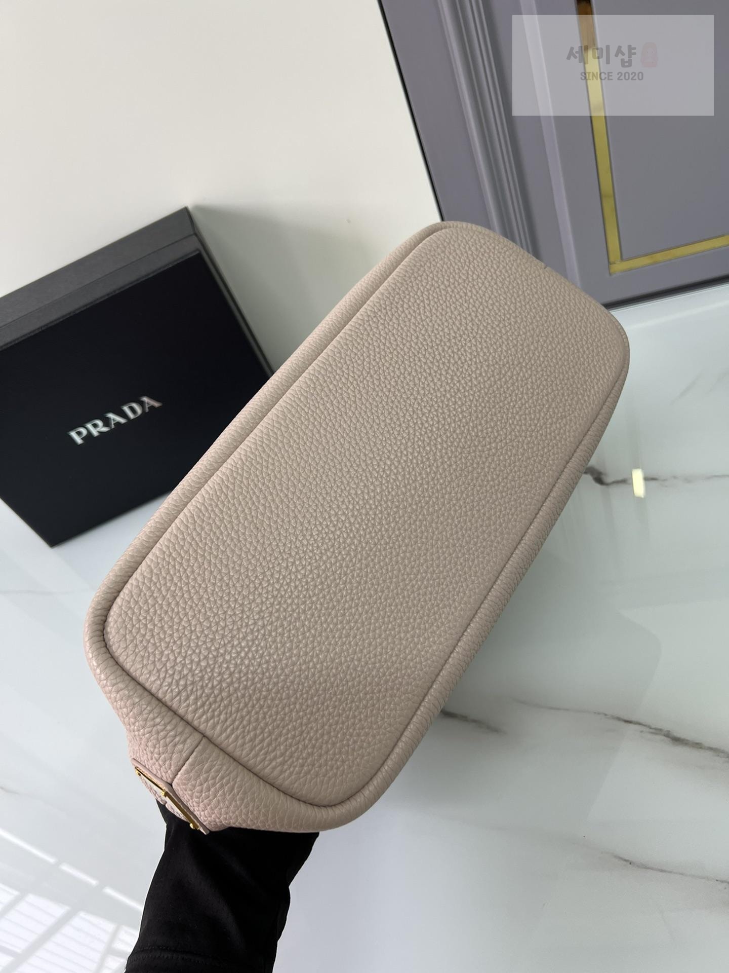 P R A D A Prada Perforate Logo Leather Tote Bag 25번 이미지