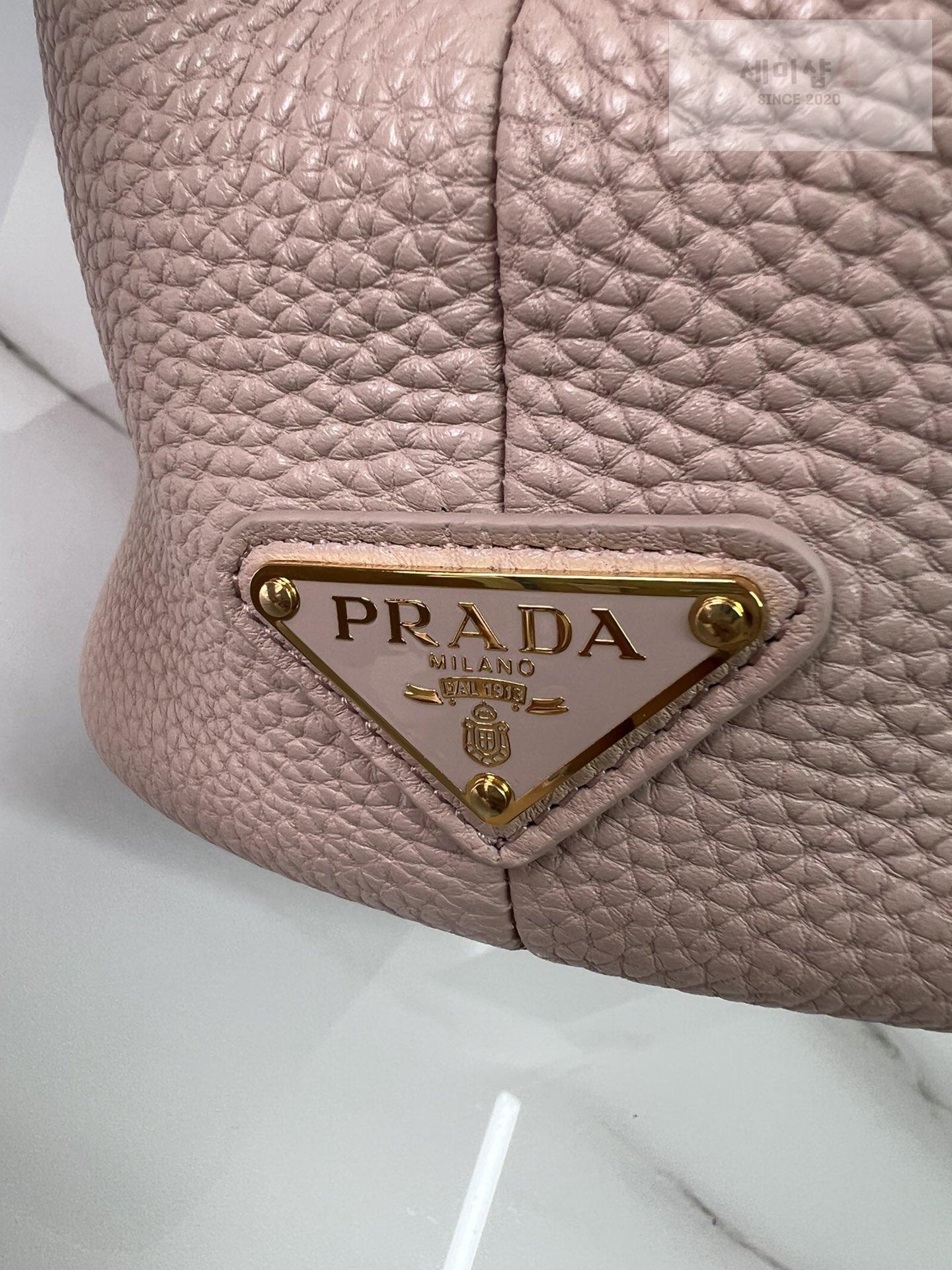 P R A D A Prada Perforate Logo Leather Tote Bag 8번 이미지