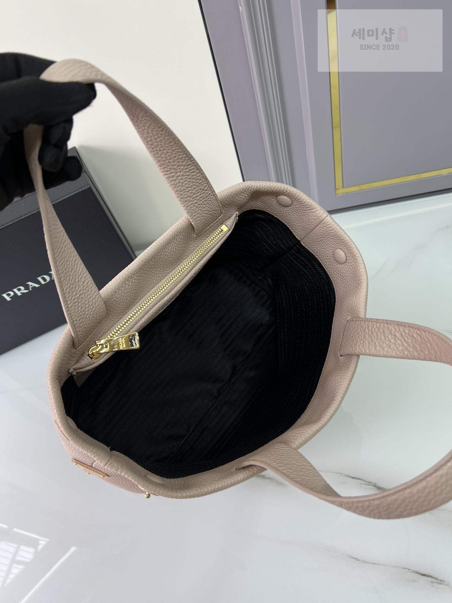 P R A D A Prada Perforate Logo Leather Tote Bag 29번 이미지