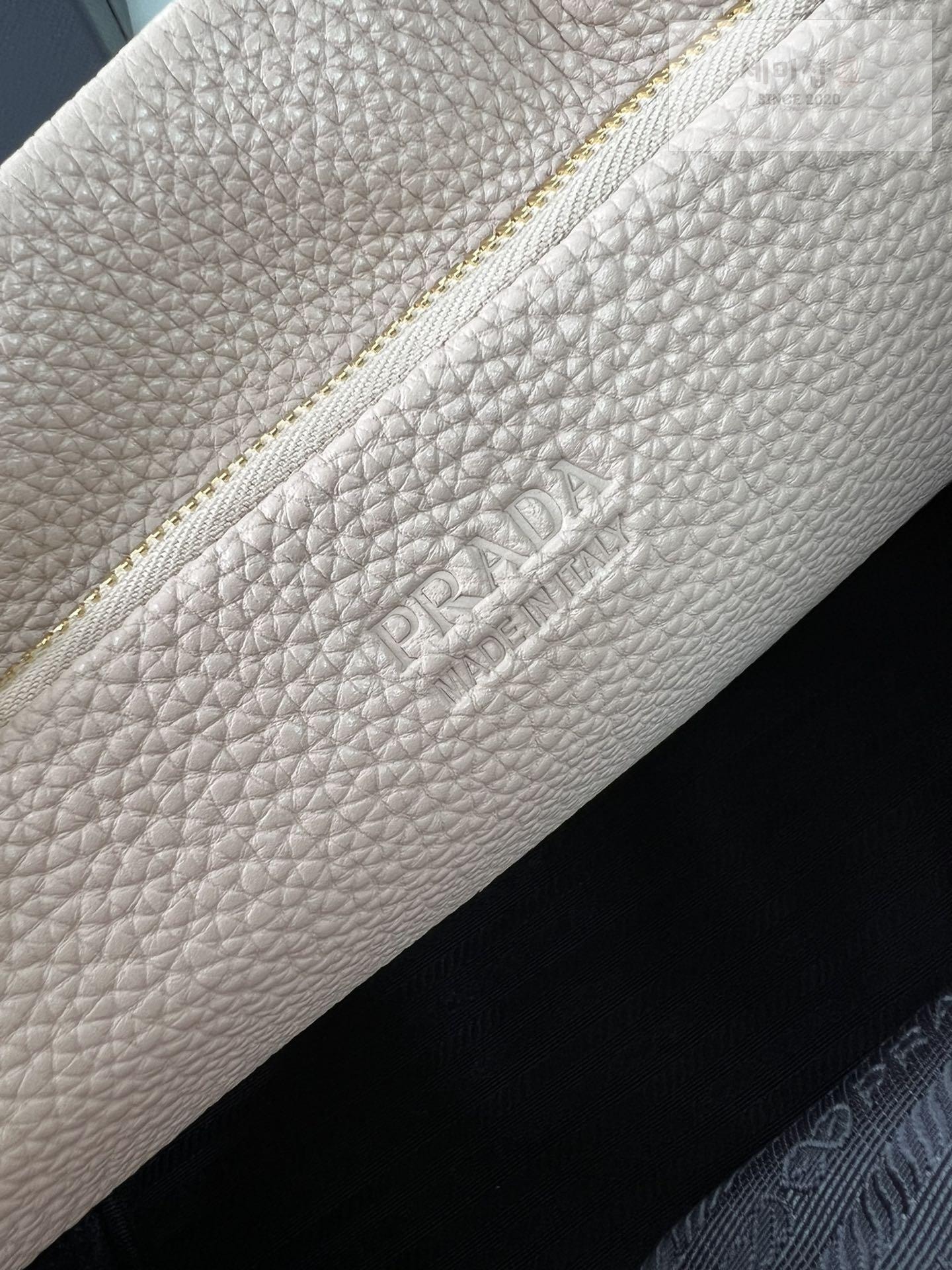 P R A D A Prada Perforate Logo Leather Tote Bag 9번 이미지