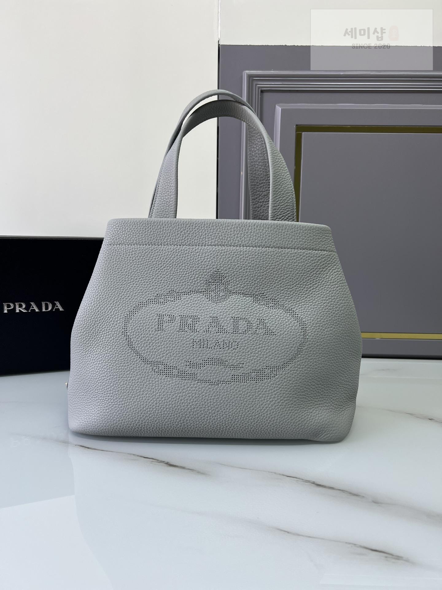 P R A D A Prada Perforate Logo Leather Tote Bag 10번 이미지