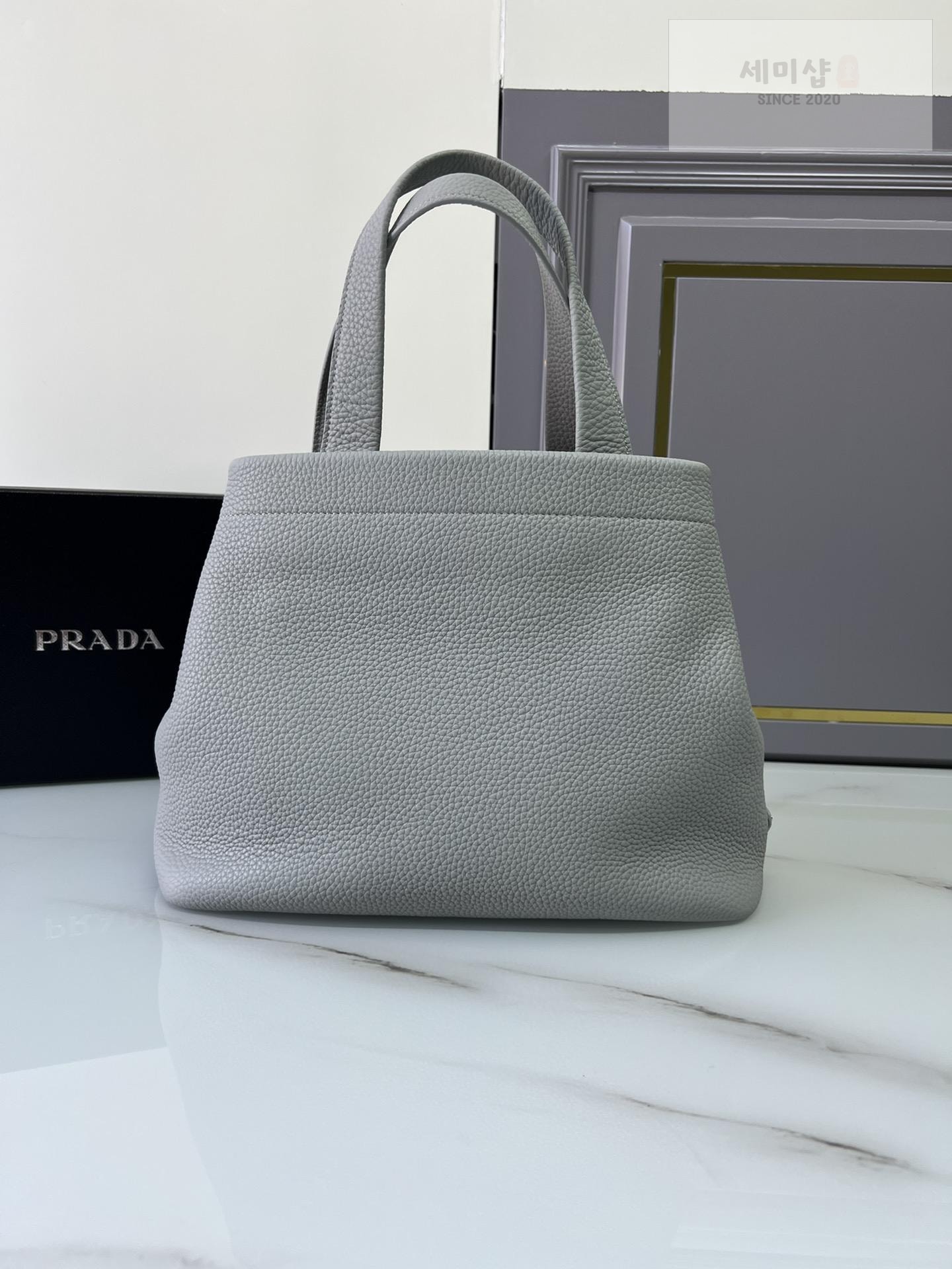 P R A D A Prada Perforate Logo Leather Tote Bag 30번 이미지