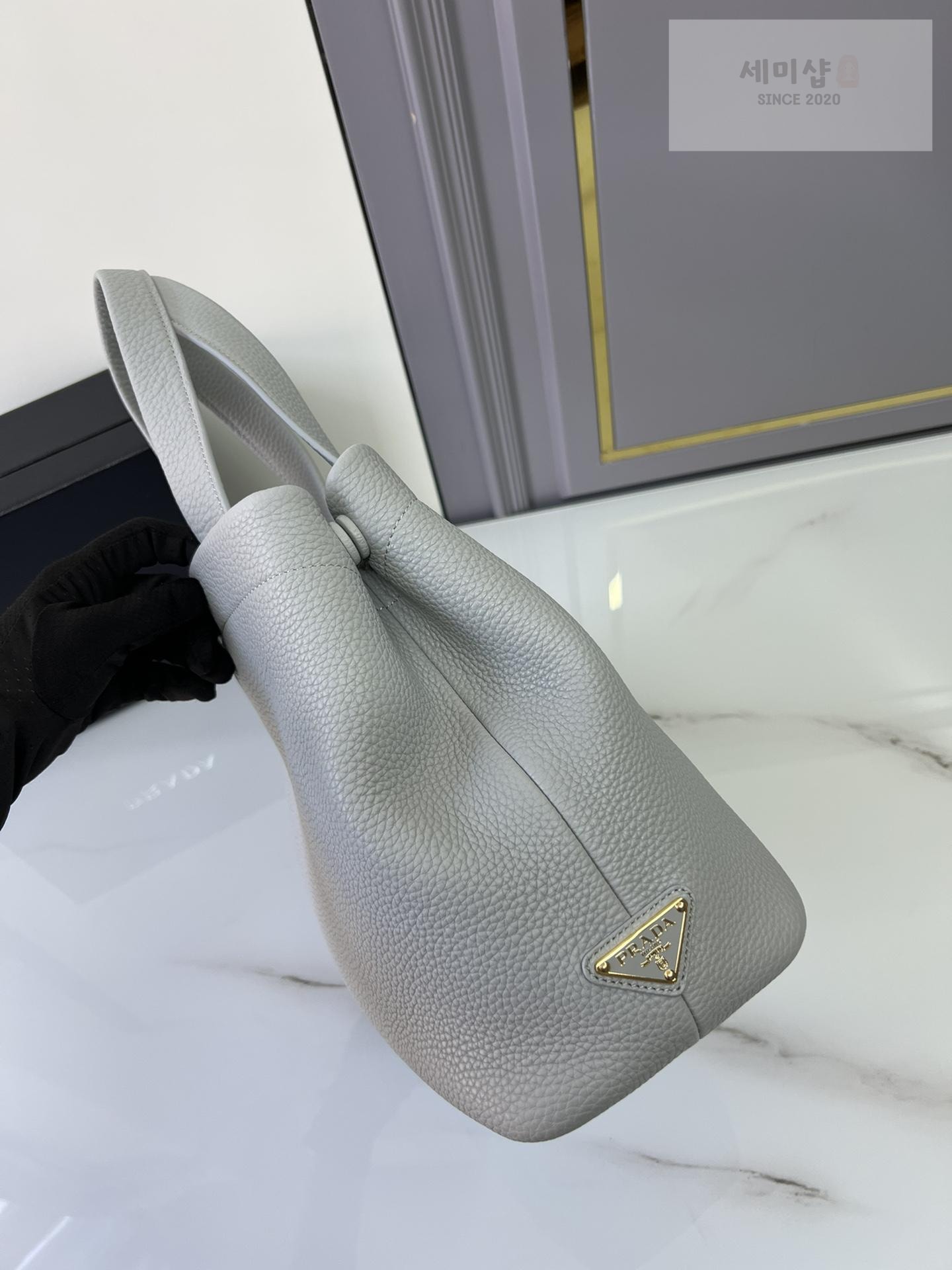 P R A D A Prada Perforate Logo Leather Tote Bag 23번 이미지