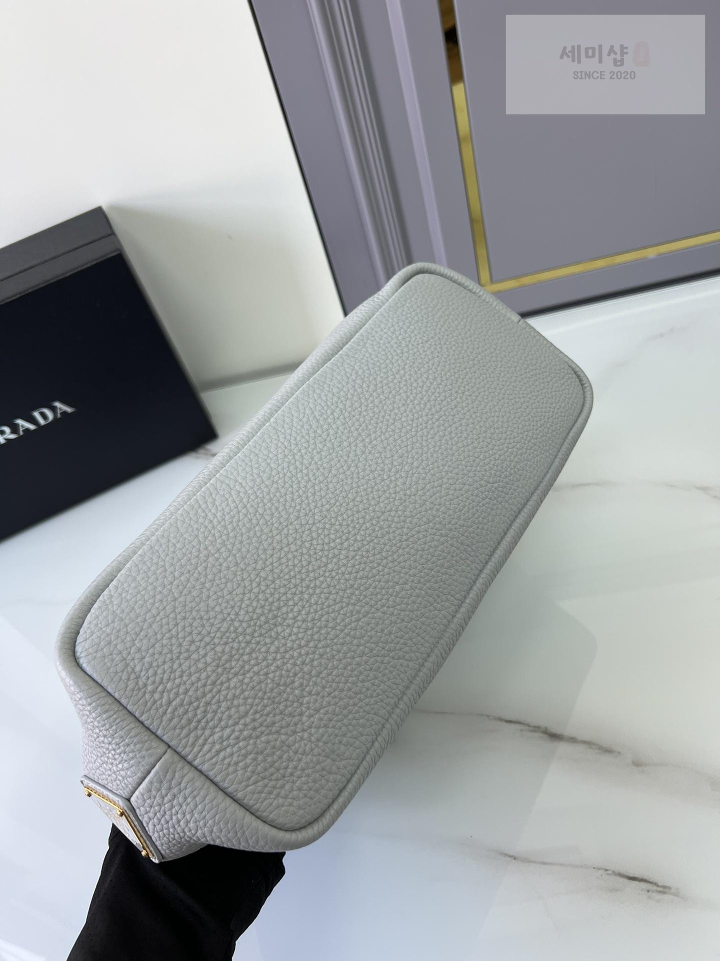 P R A D A Prada Perforate Logo Leather Tote Bag 32번 이미지