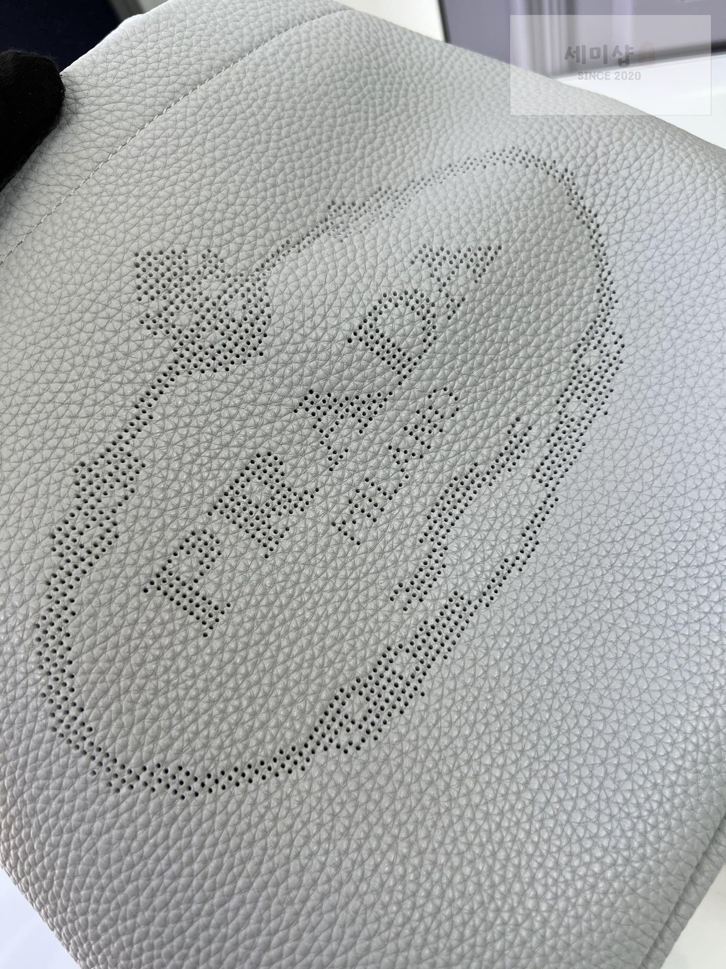 P R A D A Prada Perforate Logo Leather Tote Bag 11번 이미지