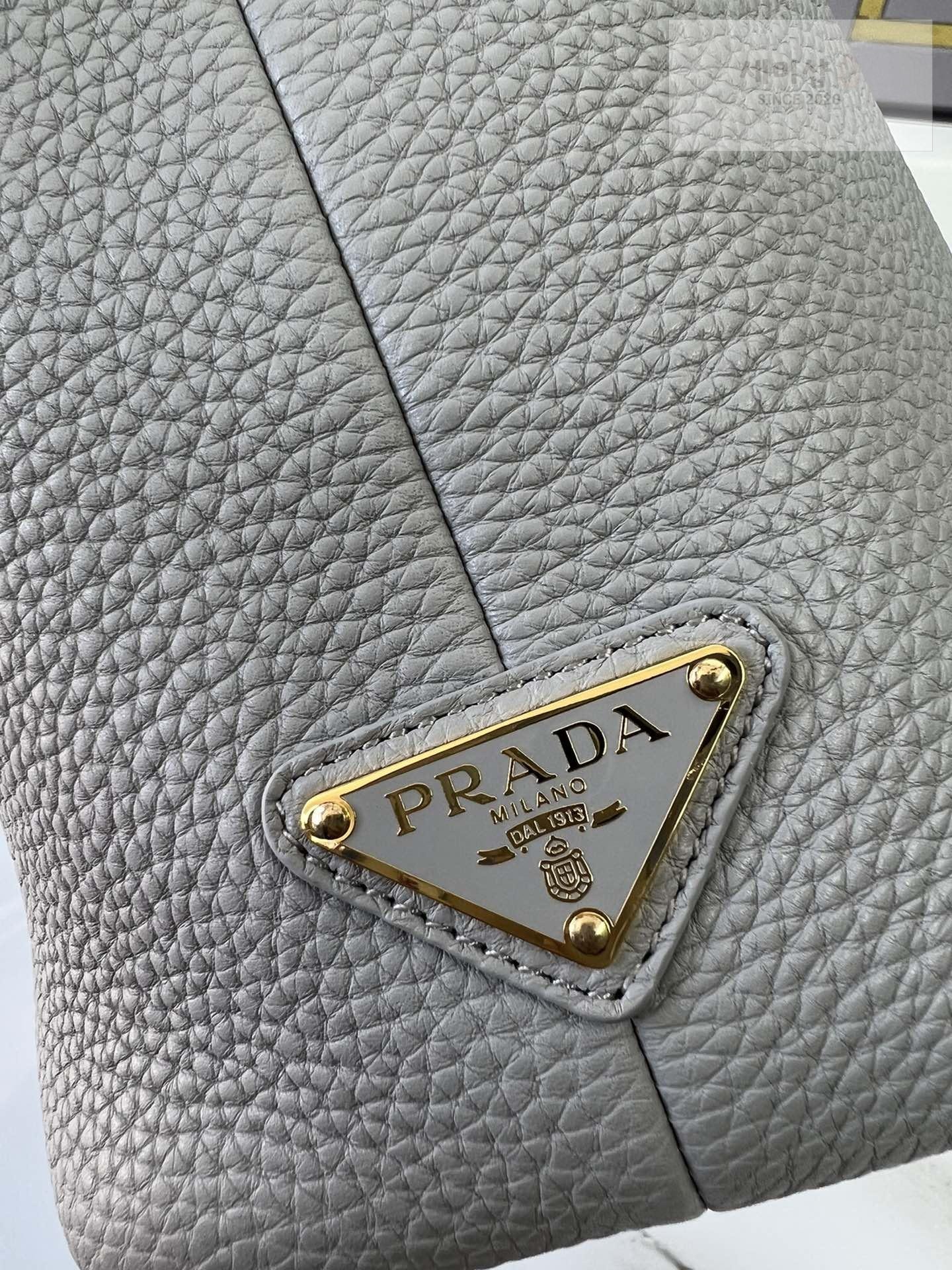 P R A D A Prada Perforate Logo Leather Tote Bag 12번 이미지