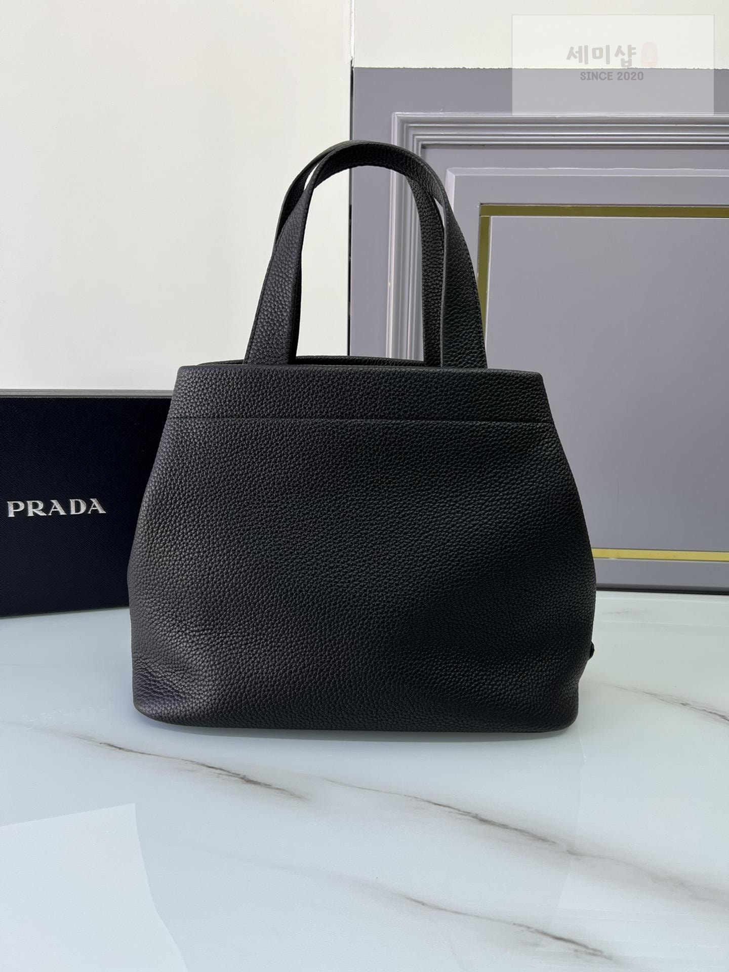 P R A D A Prada Perforate Logo Leather Tote Bag 28번 이미지
