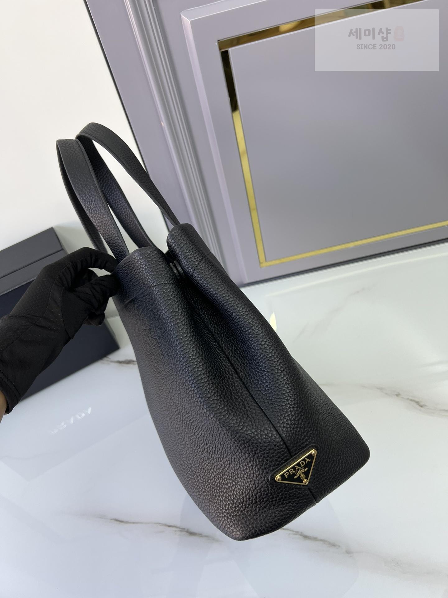 P R A D A Prada Perforate Logo Leather Tote Bag 15번 이미지