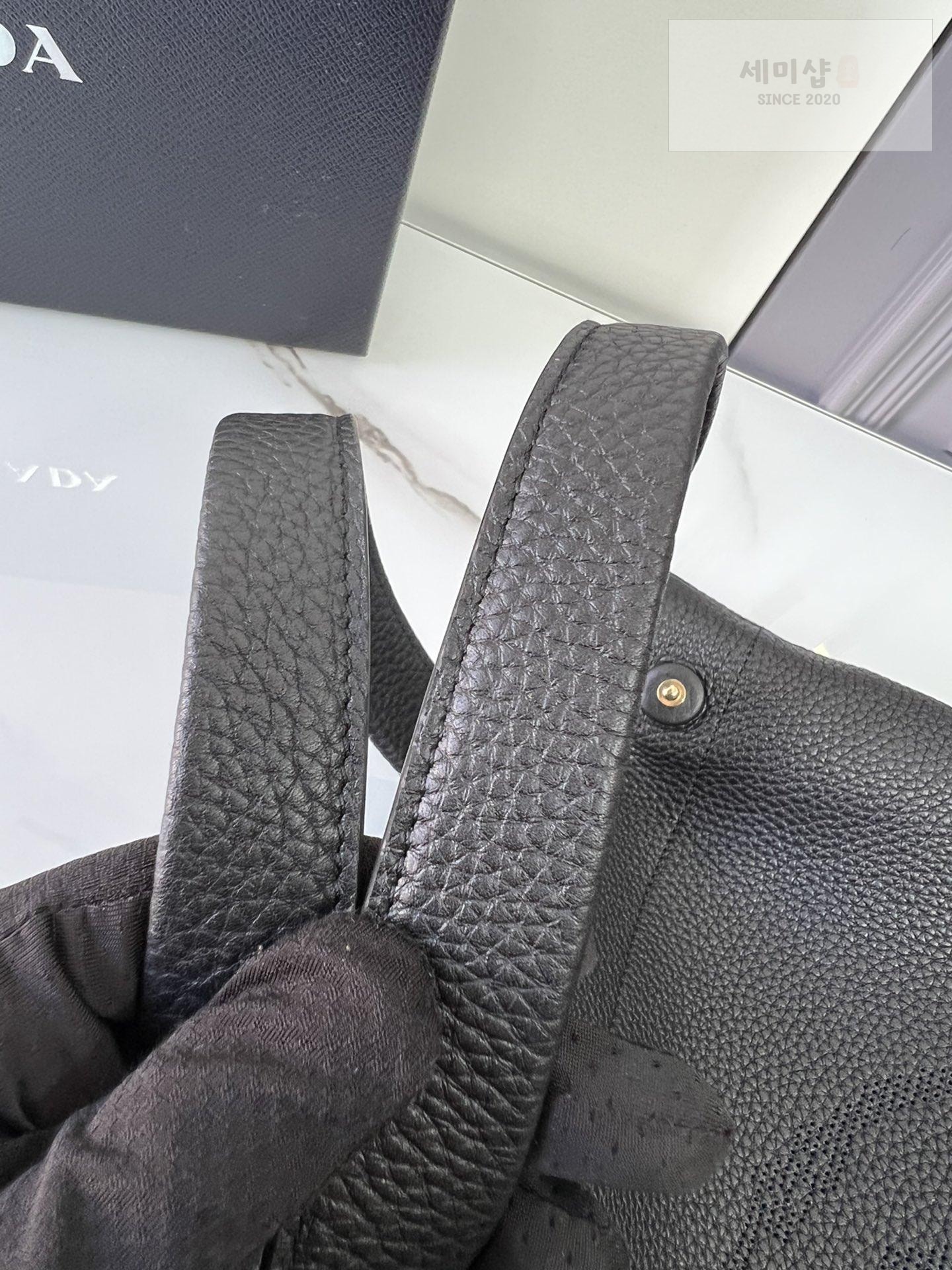 P R A D A Prada Perforate Logo Leather Tote Bag 18번 이미지
