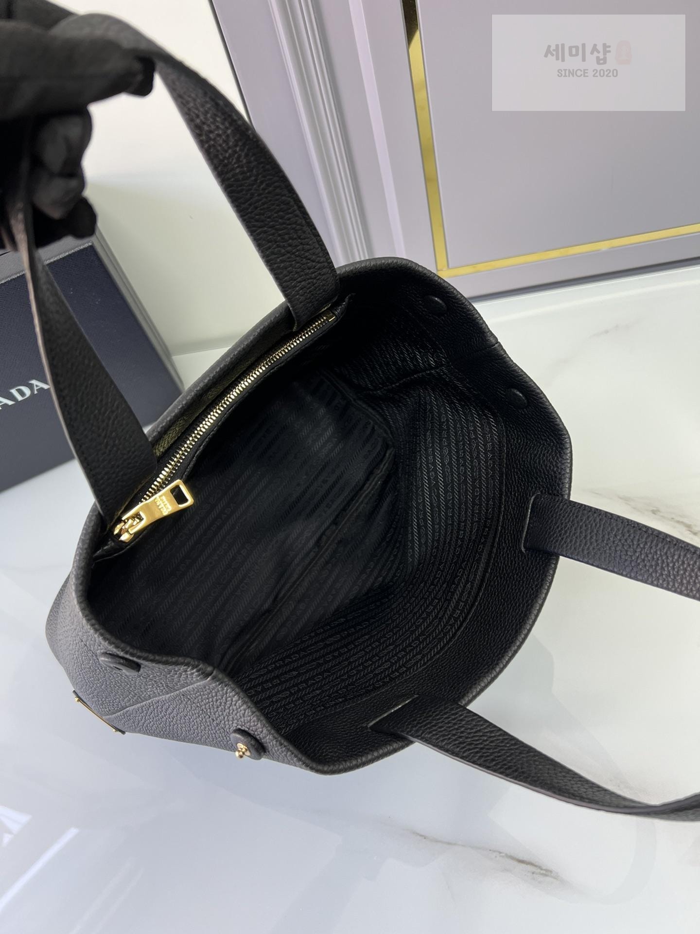P R A D A Prada Perforate Logo Leather Tote Bag 19번 이미지