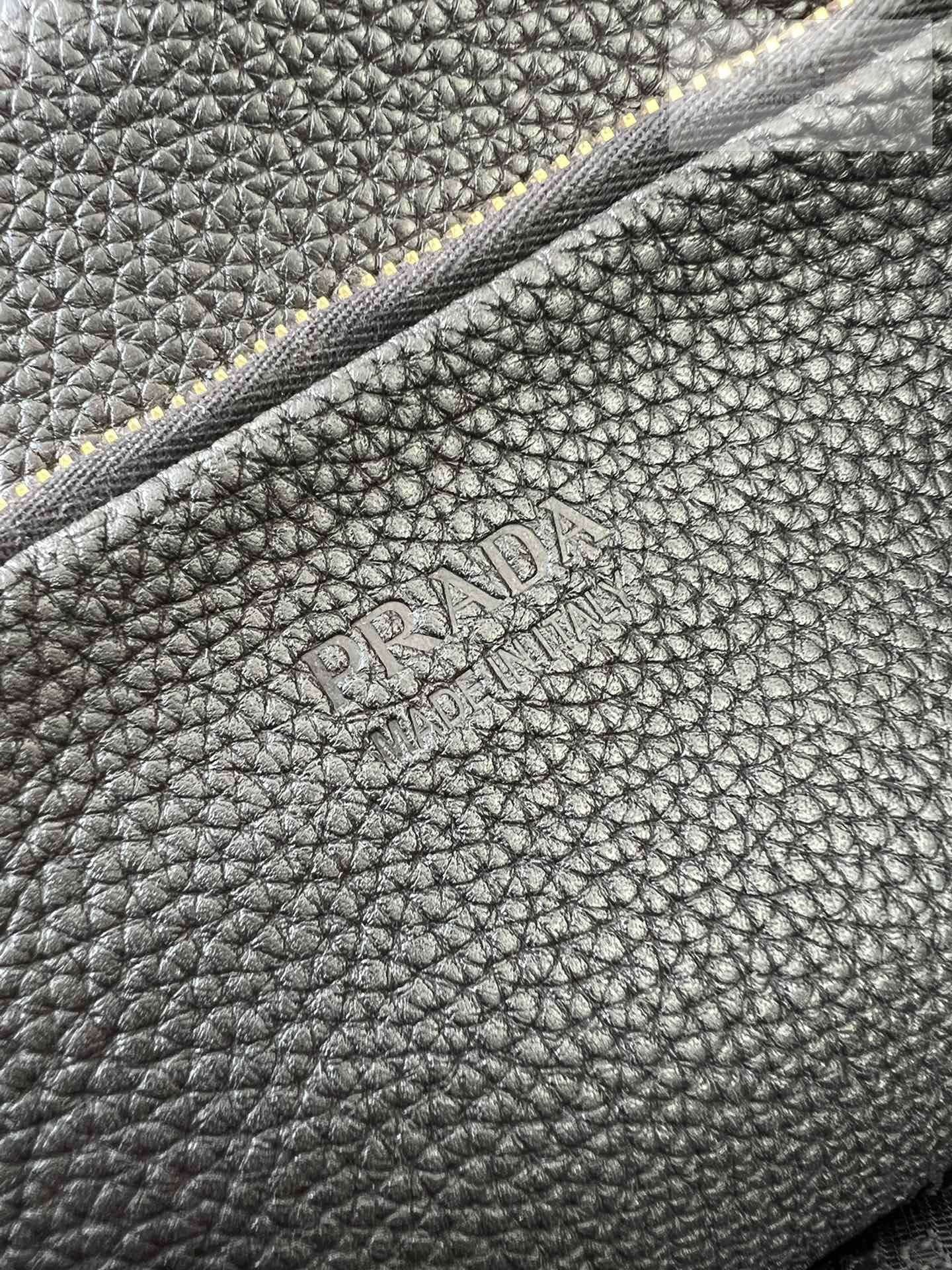 P R A D A Prada Perforate Logo Leather Tote Bag 20번 이미지