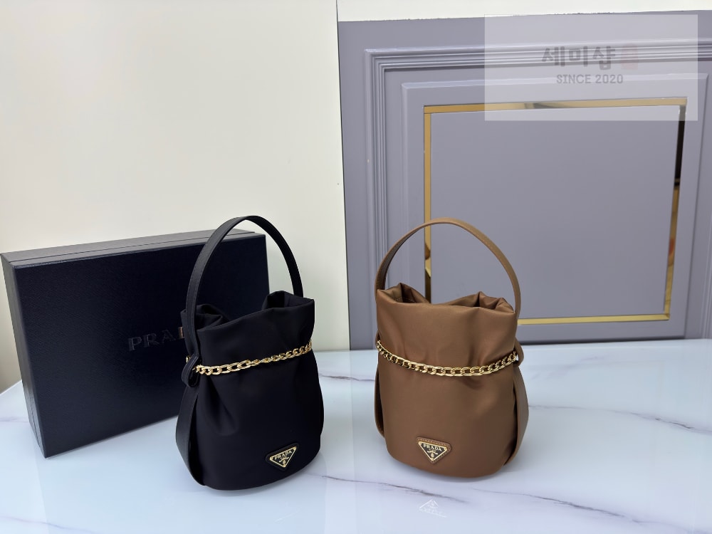 P R A D A Prada Petit Sac Noir Re-Nylon Bucket Bag 1번 이미지
