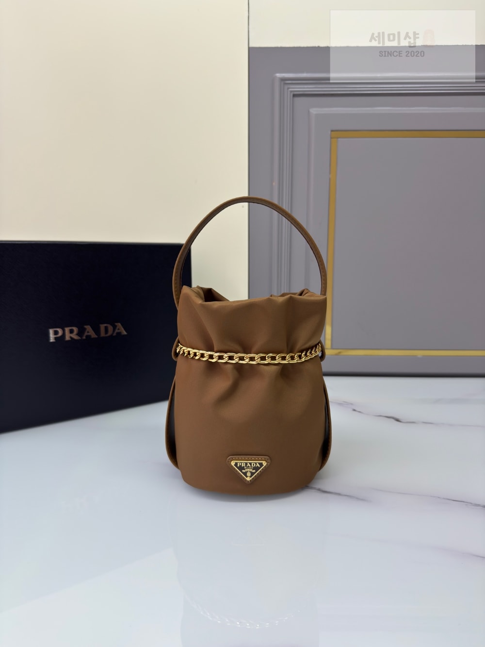 P R A D A Prada Petit Sac Noir Re-Nylon Bucket Bag 2번 이미지
