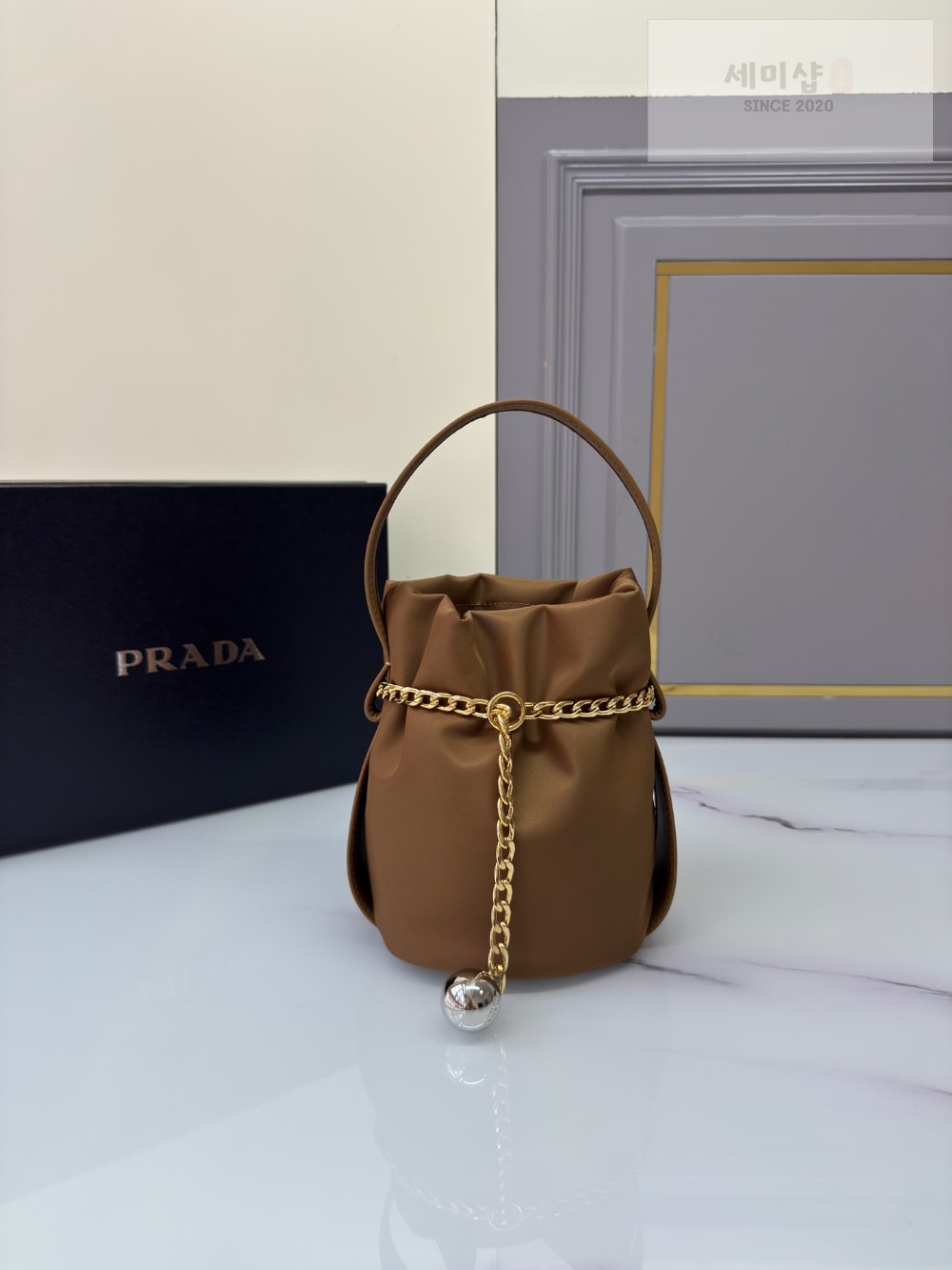 P R A D A Prada Petit Sac Noir Re-Nylon Bucket Bag 17번 이미지