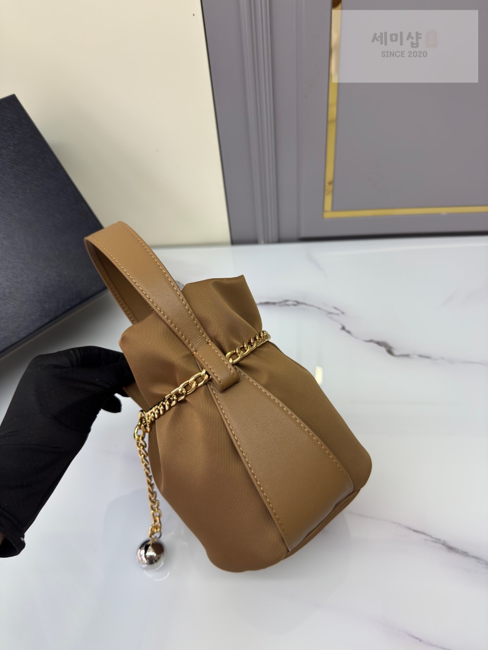 P R A D A Prada Petit Sac Noir Re-Nylon Bucket Bag 3번 이미지
