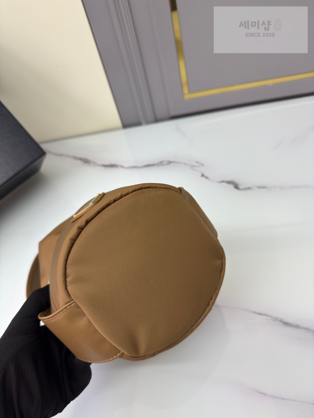 P R A D A Prada Petit Sac Noir Re-Nylon Bucket Bag 4번 이미지