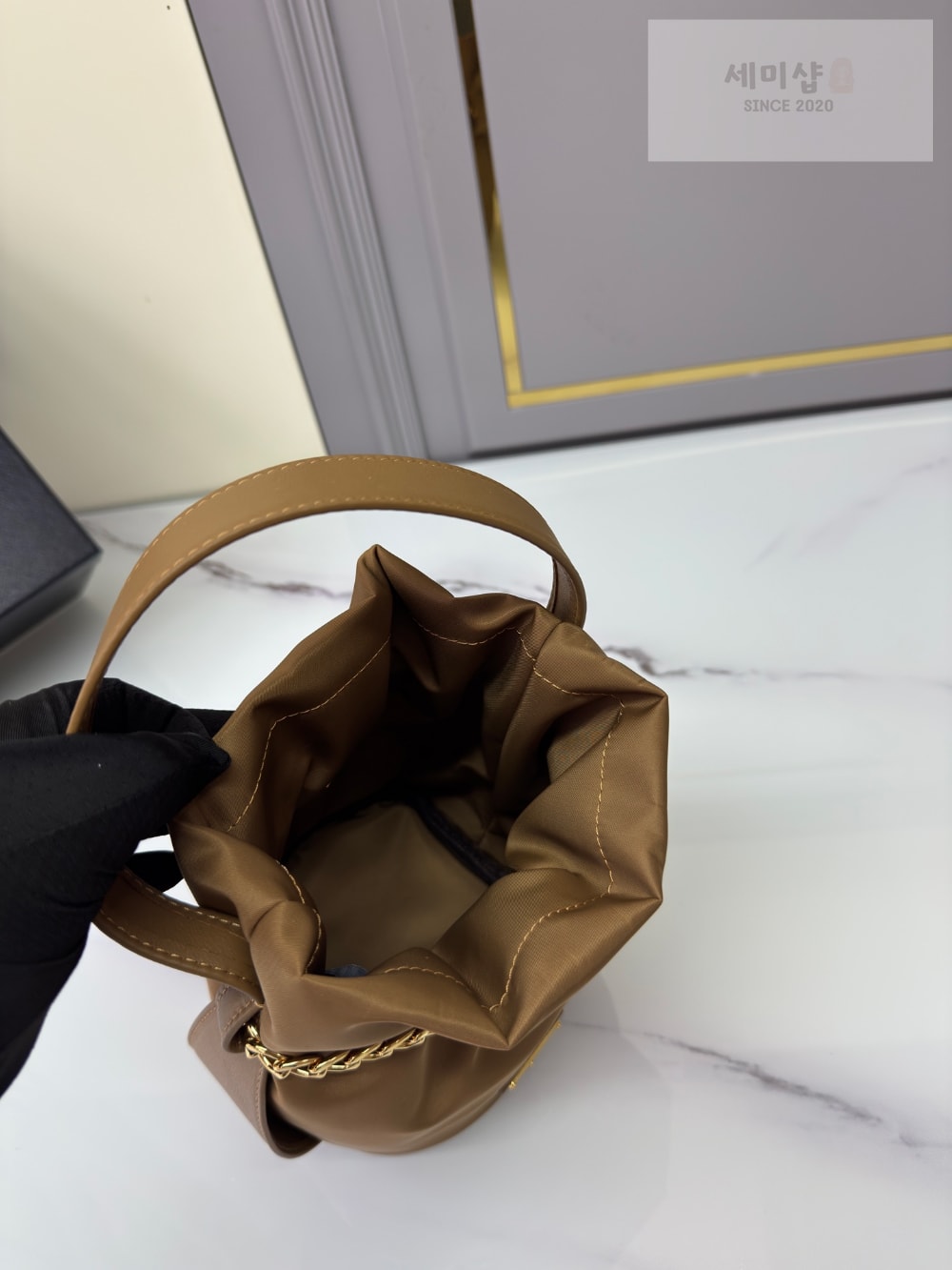 P R A D A Prada Petit Sac Noir Re-Nylon Bucket Bag 15번 이미지