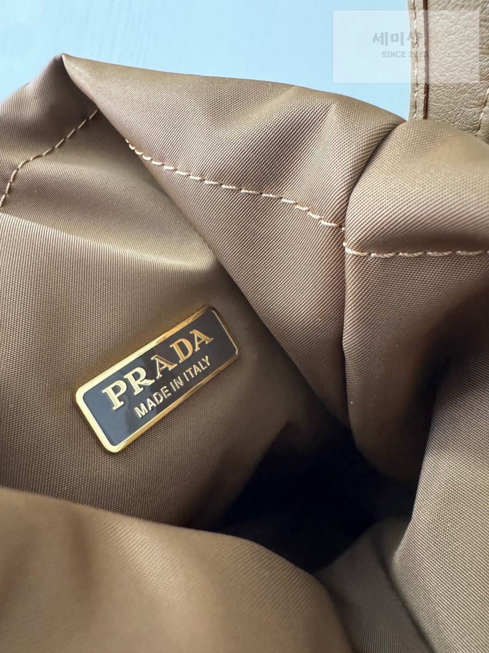 P R A D A Prada Petit Sac Noir Re-Nylon Bucket Bag 6번 이미지