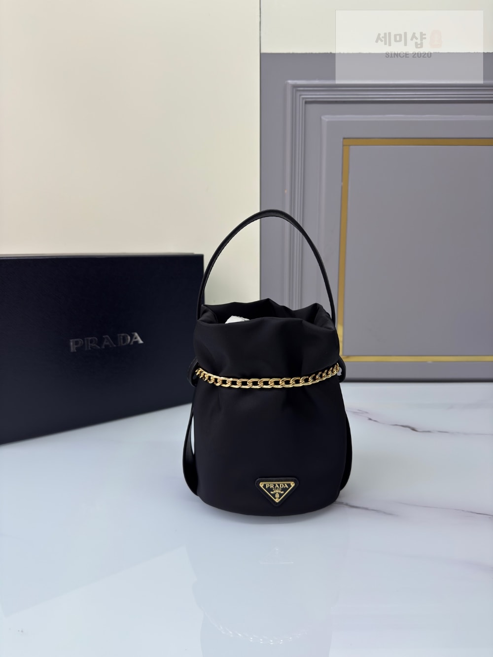 P R A D A Prada Petit Sac Noir Re-Nylon Bucket Bag 8번 이미지