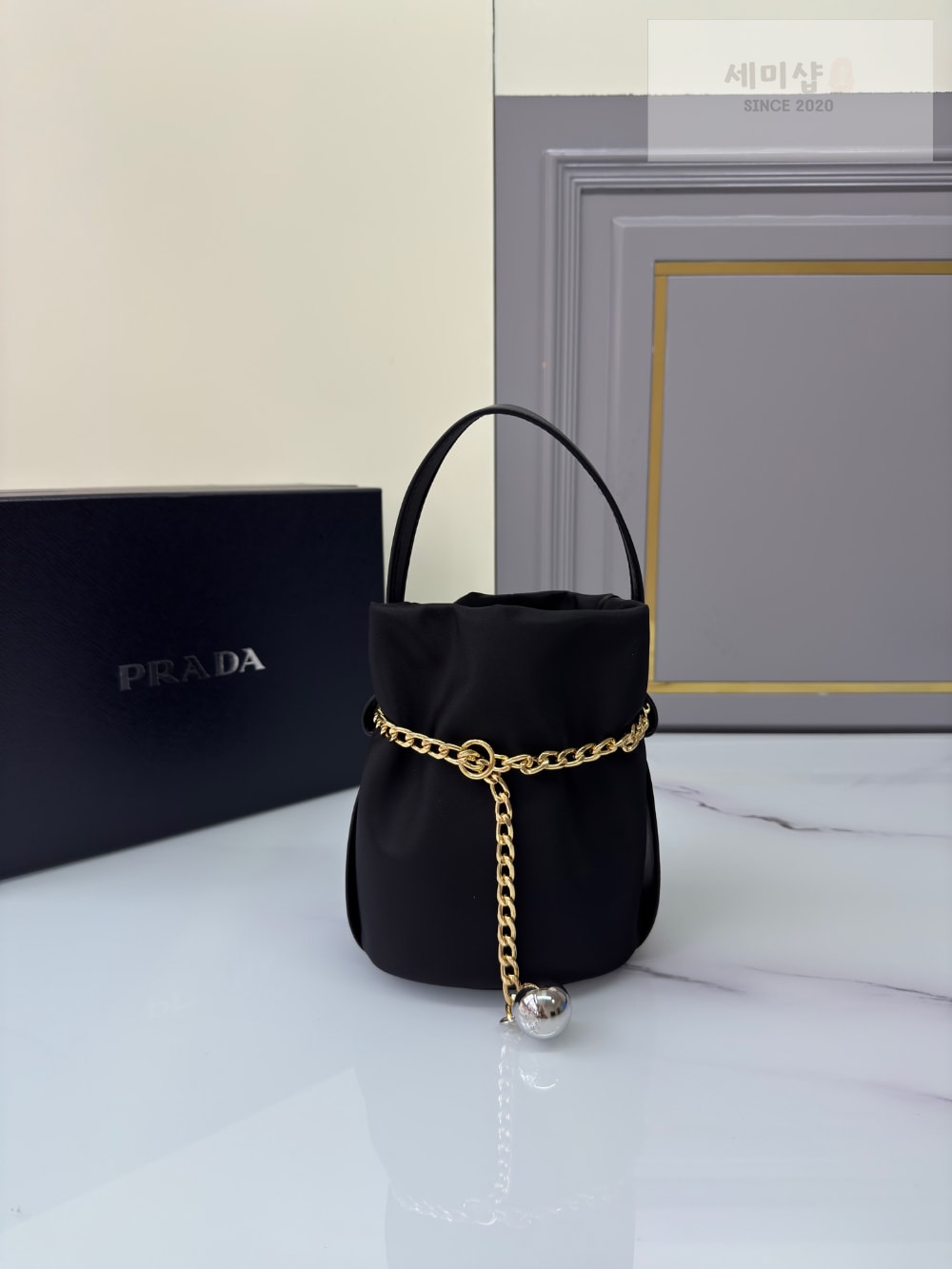 P R A D A Prada Petit Sac Noir Re-Nylon Bucket Bag 9번 이미지
