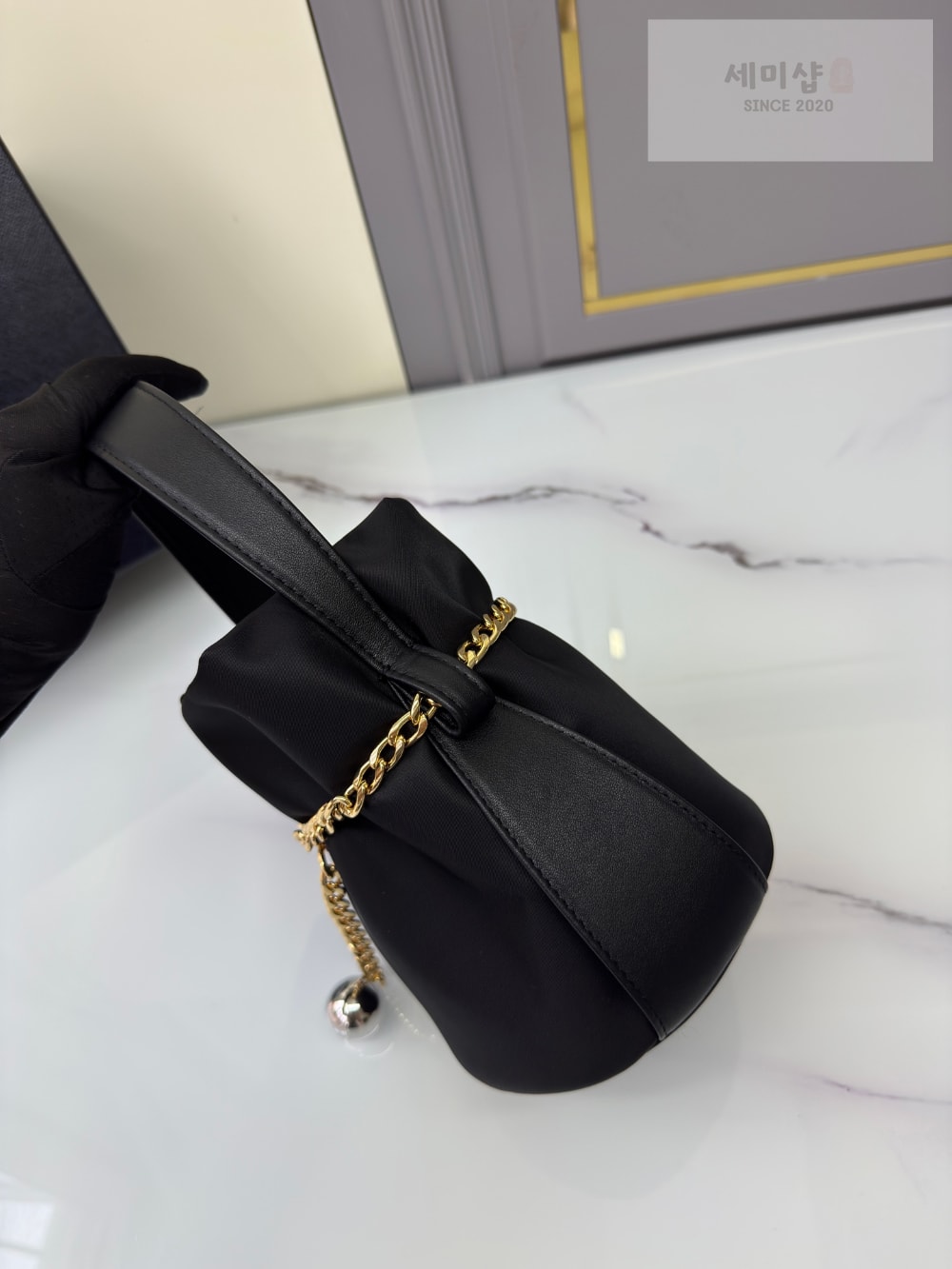 P R A D A Prada Petit Sac Noir Re-Nylon Bucket Bag 16번 이미지