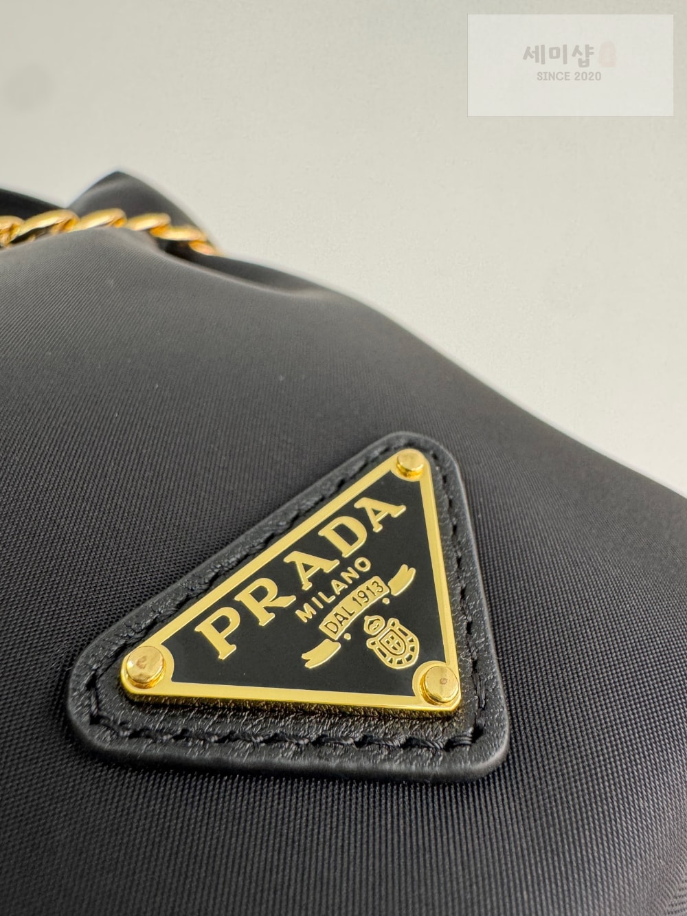 P R A D A Prada Petit Sac Noir Re-Nylon Bucket Bag 11번 이미지
