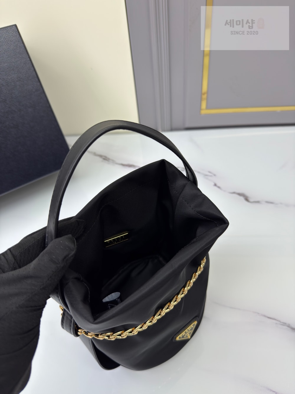P R A D A Prada Petit Sac Noir Re-Nylon Bucket Bag 12번 이미지
