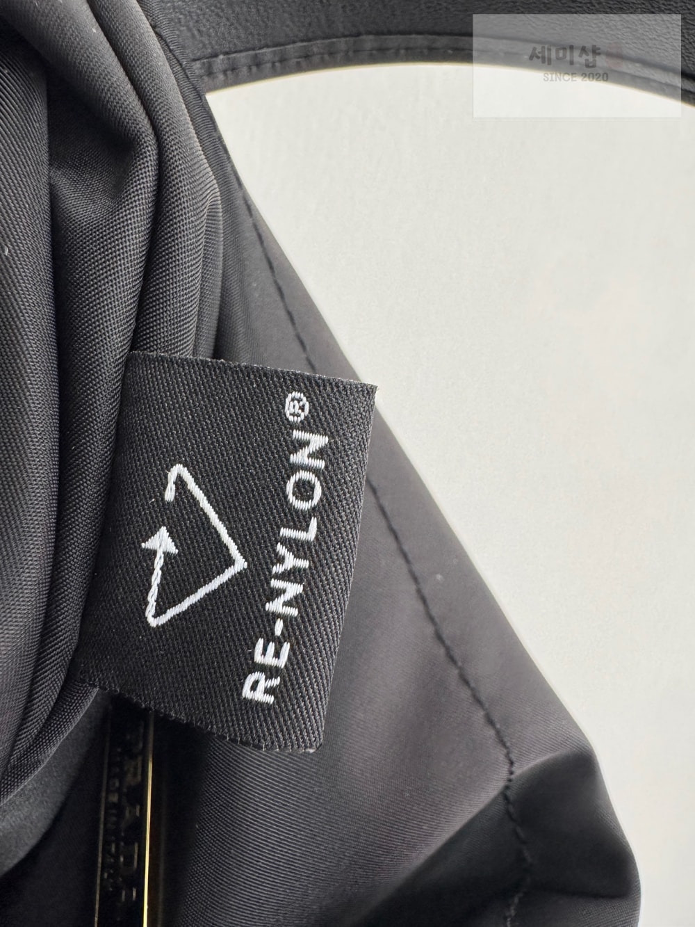 P R A D A Prada Petit Sac Noir Re-Nylon Bucket Bag 13번 이미지