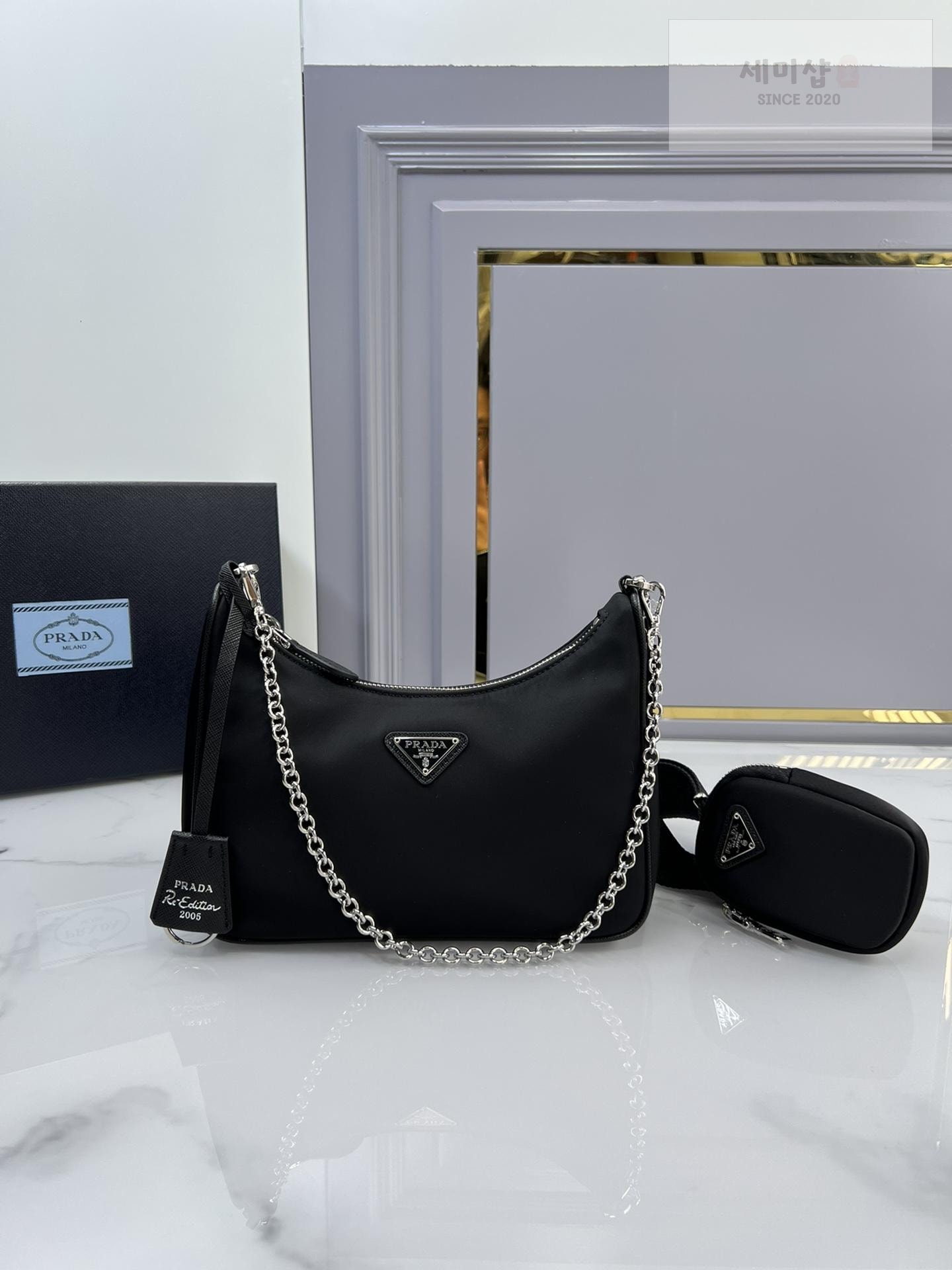 P R A D A Prada Re-Edition 2005 Nylon Hobo Bag 1번 이미지