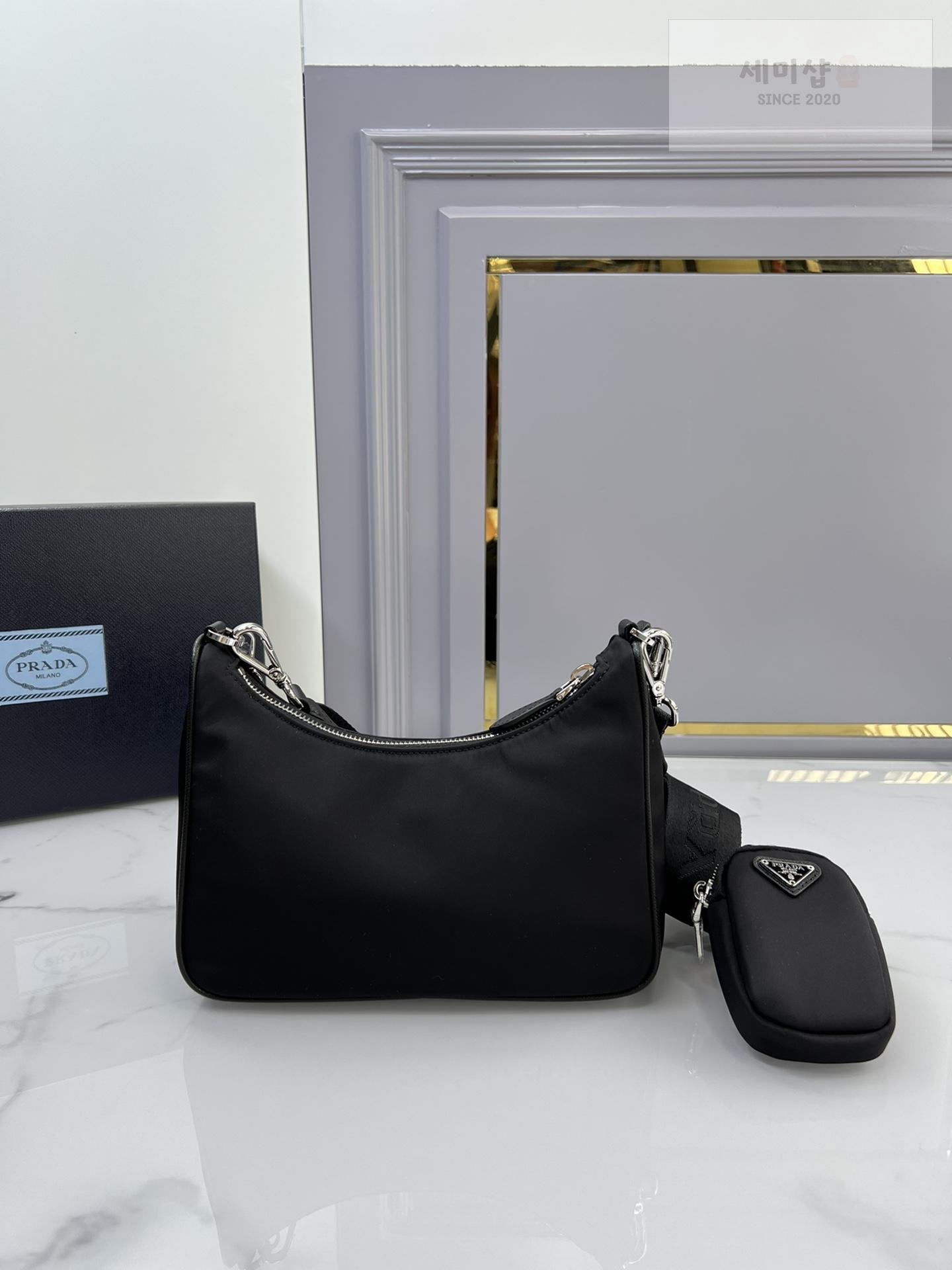 P R A D A Prada Re-Edition 2005 Nylon Hobo Bag 2번 이미지
