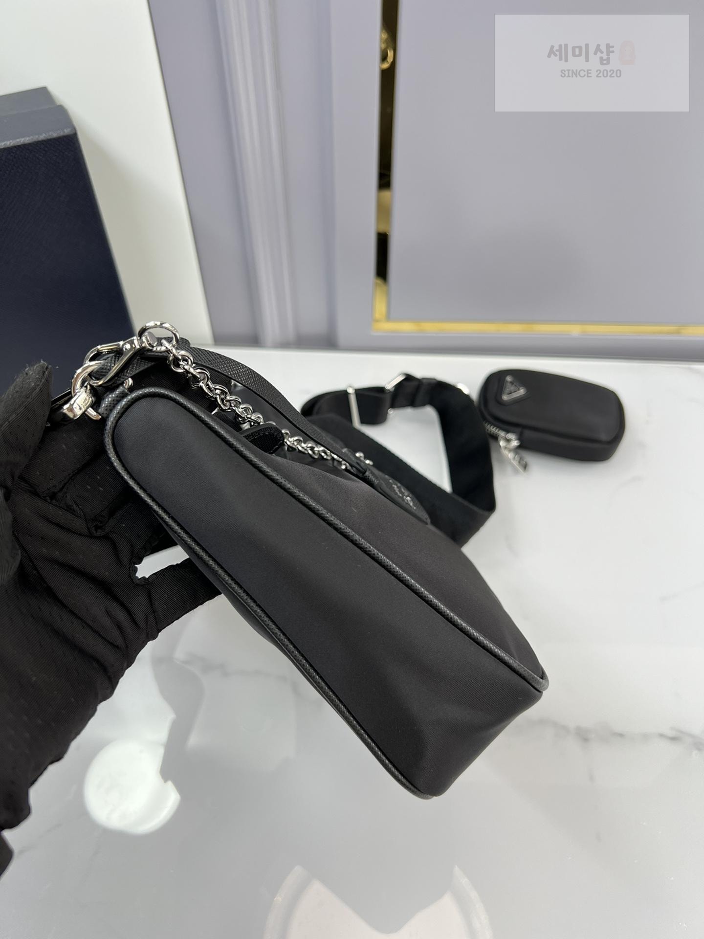 P R A D A Prada Re-Edition 2005 Nylon Hobo Bag 3번 이미지