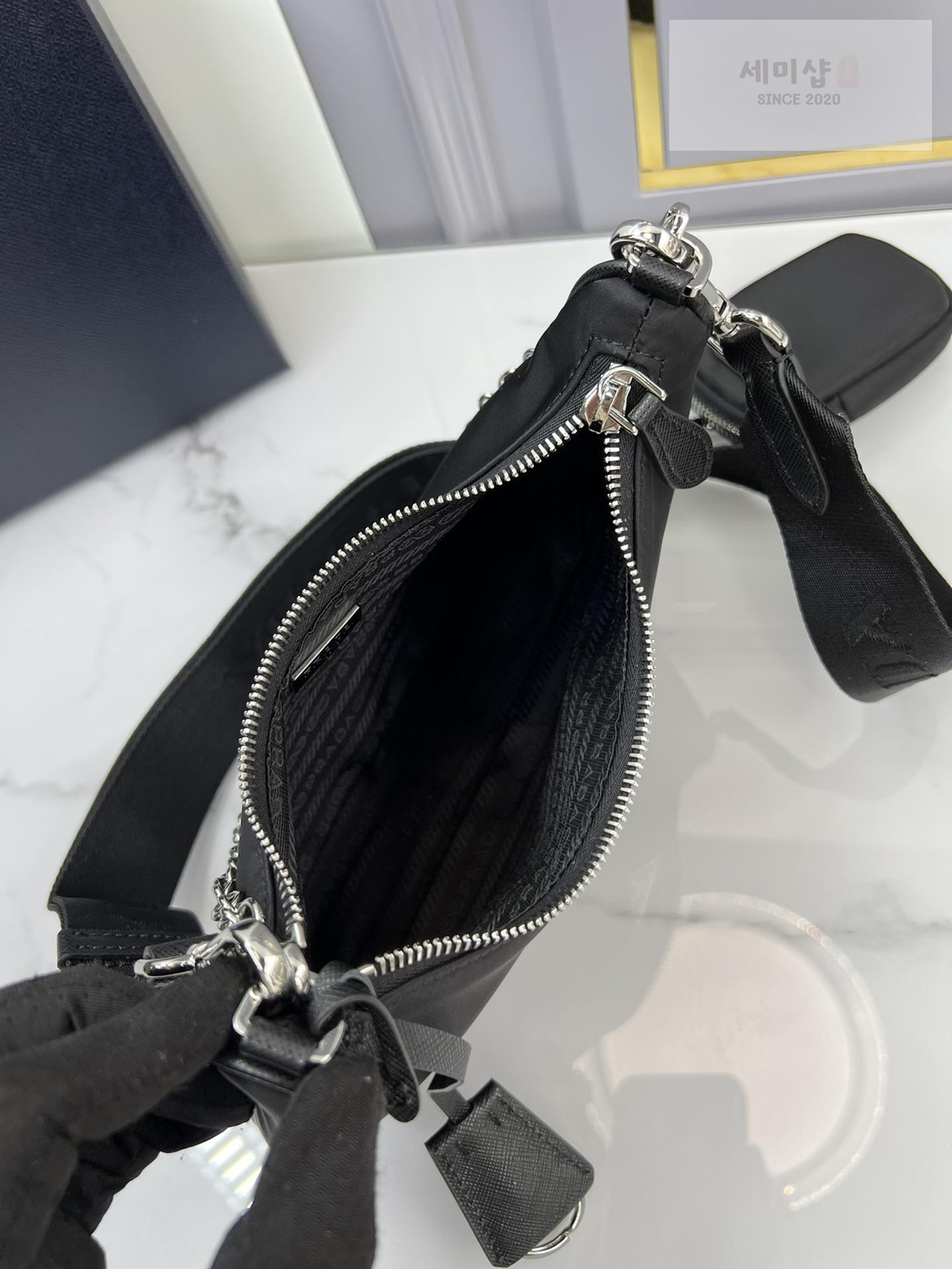 P R A D A Prada Re-Edition 2005 Nylon Hobo Bag 4번 이미지