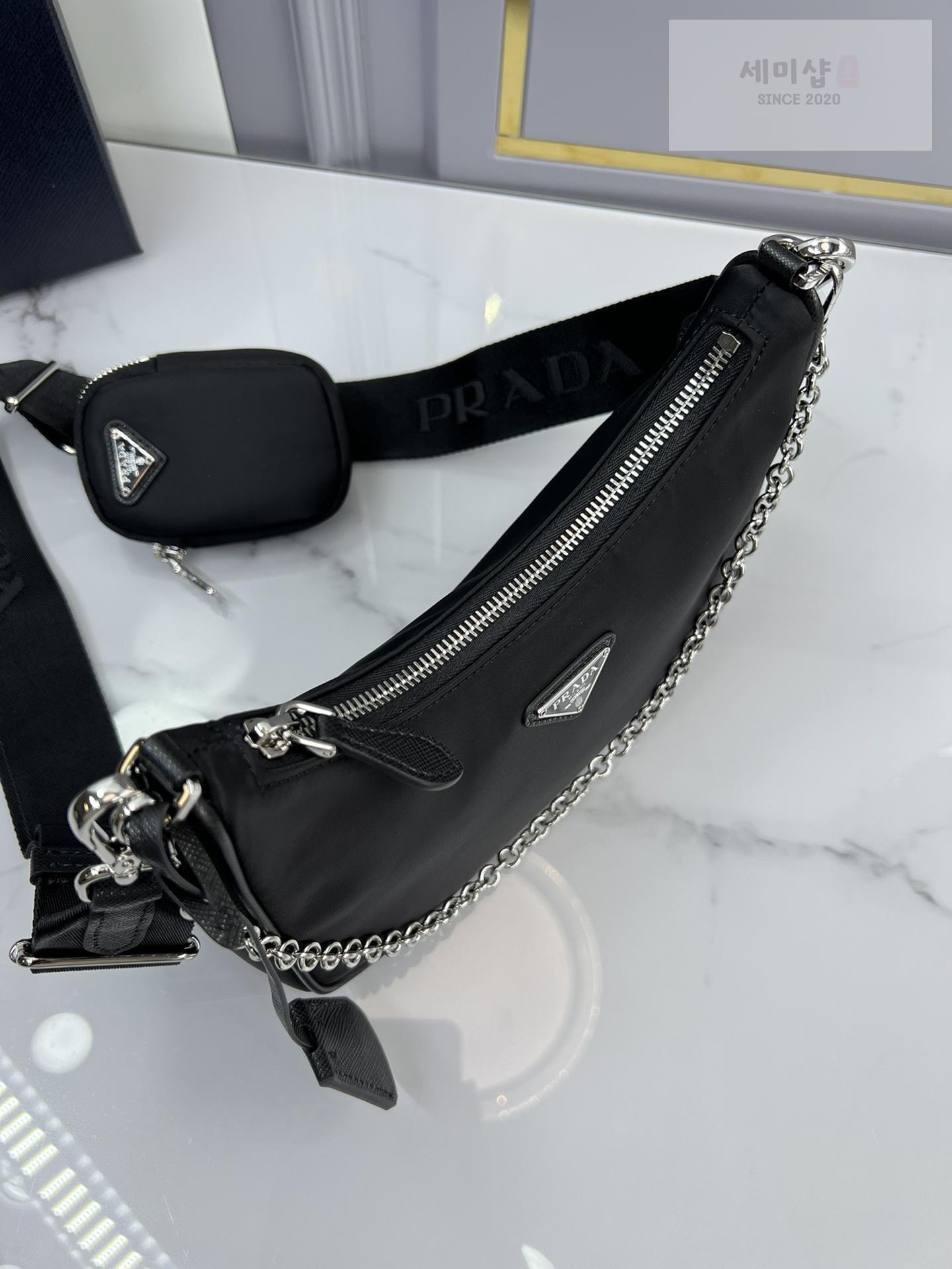 P R A D A Prada Re-Edition 2005 Nylon Hobo Bag 6번 이미지