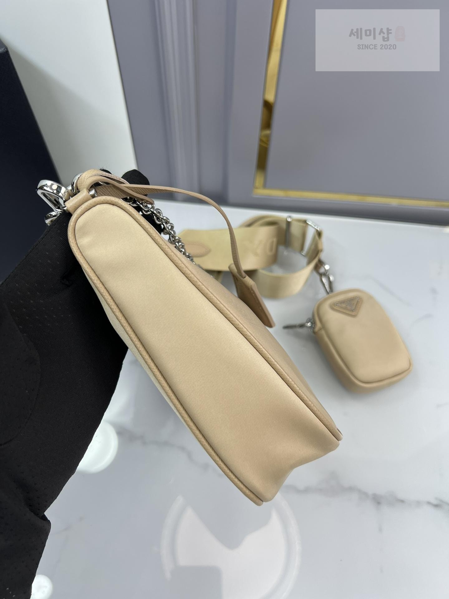 P R A D A Prada Re-Edition 2005 Nylon Hobo Bag 9번 이미지