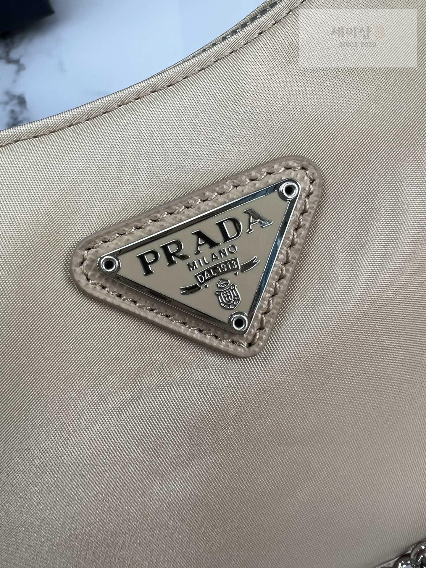 P R A D A Prada Re-Edition 2005 Nylon Hobo Bag 59번 이미지