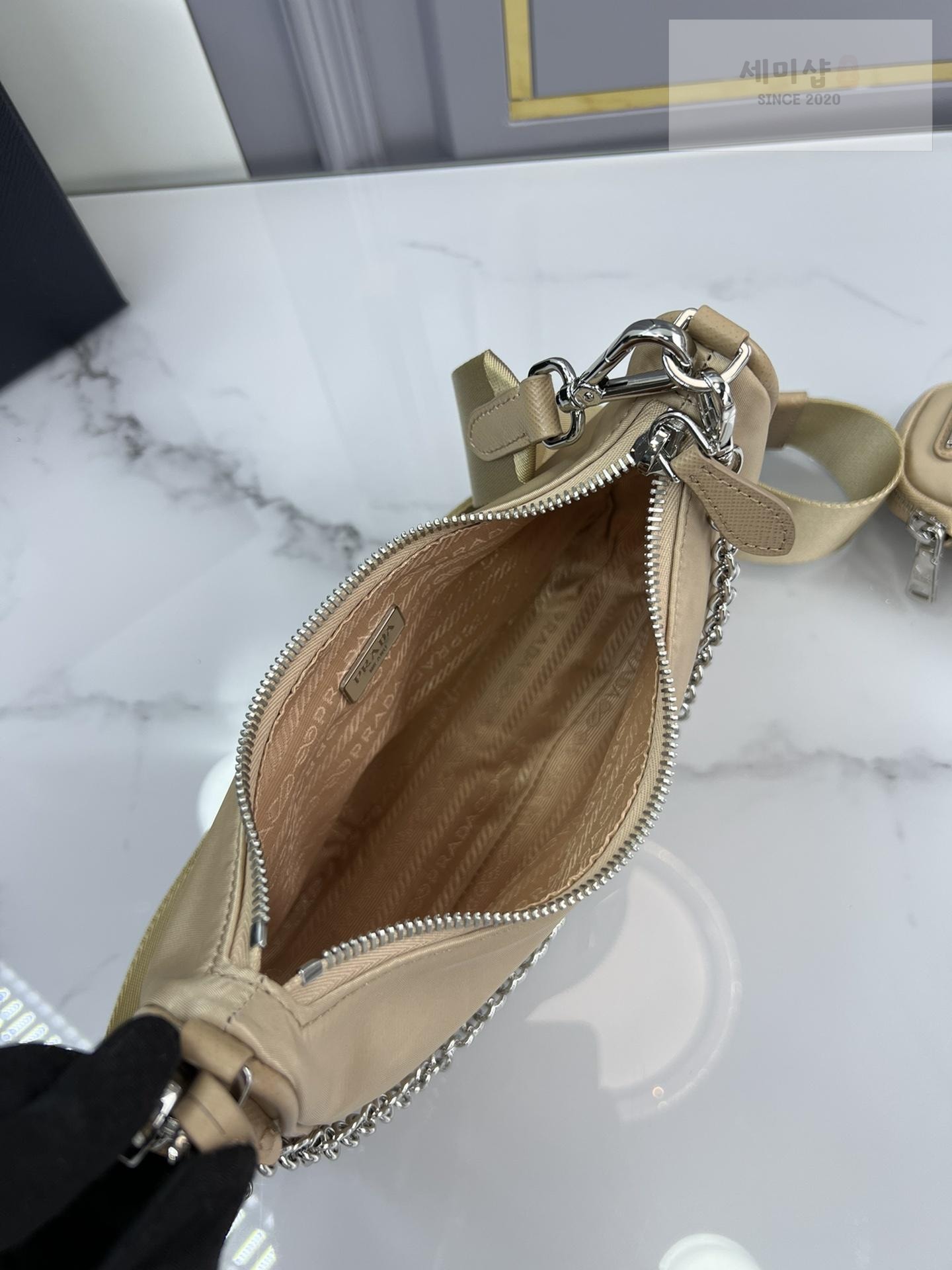 P R A D A Prada Re-Edition 2005 Nylon Hobo Bag 60번 이미지