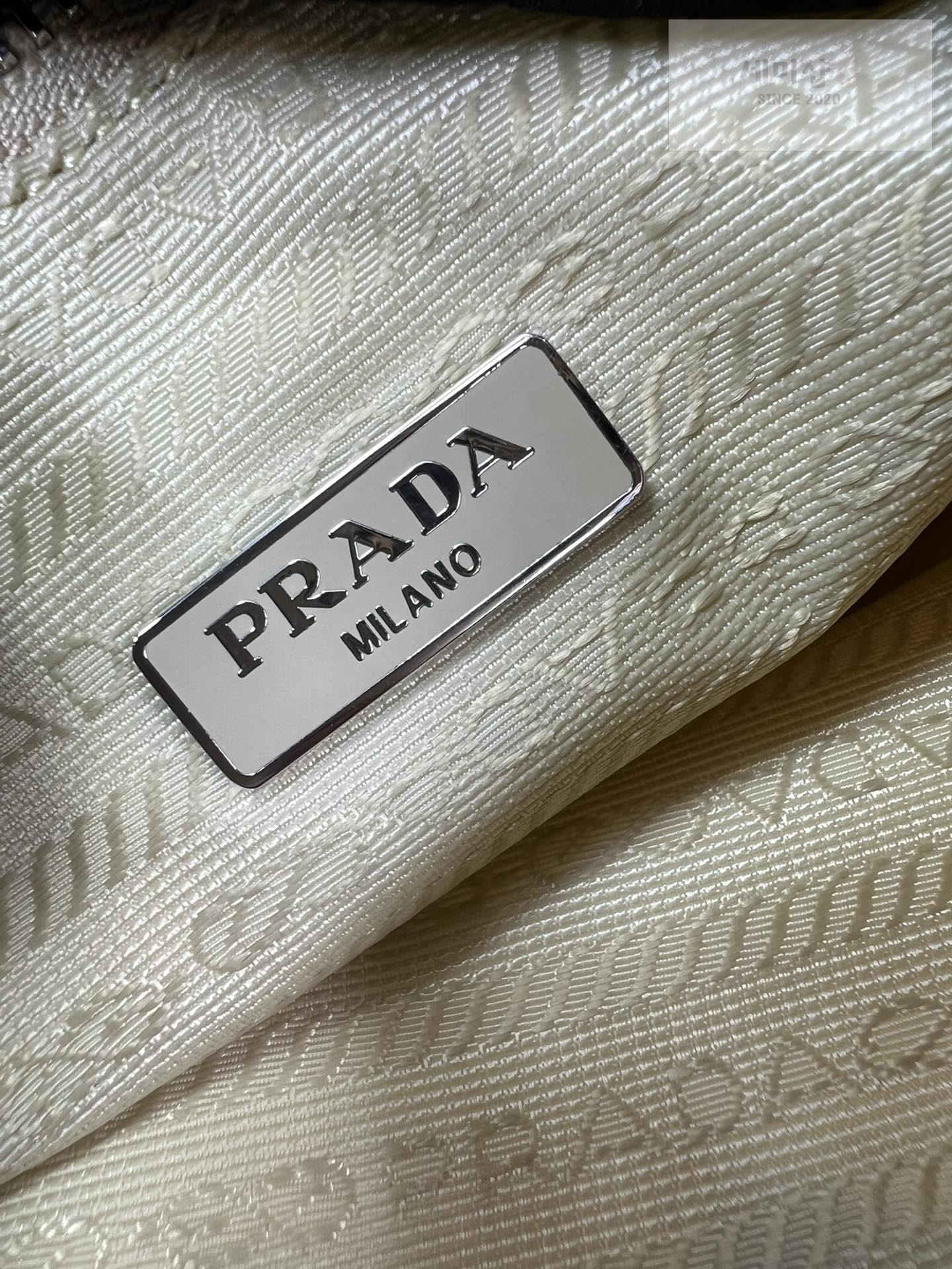 P R A D A Prada Re-Edition 2005 Nylon Hobo Bag 10번 이미지