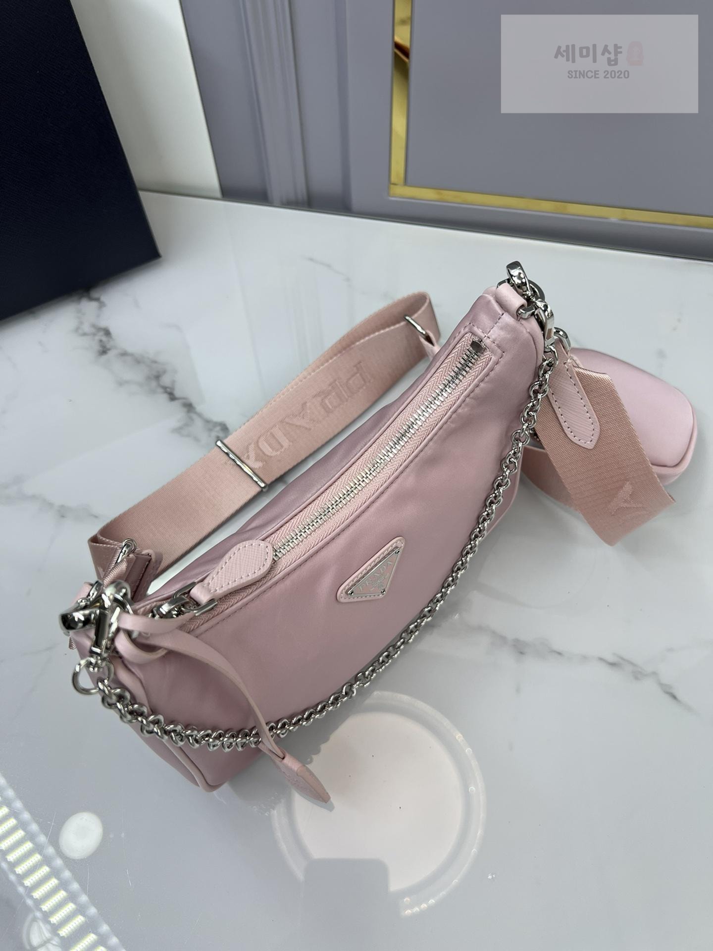 P R A D A Prada Re-Edition 2005 Nylon Hobo Bag 55번 이미지