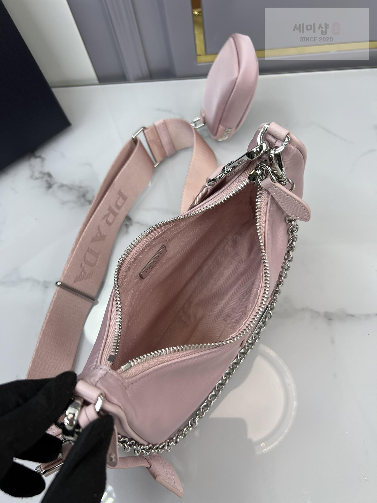 P R A D A Prada Re-Edition 2005 Nylon Hobo Bag 61번 이미지