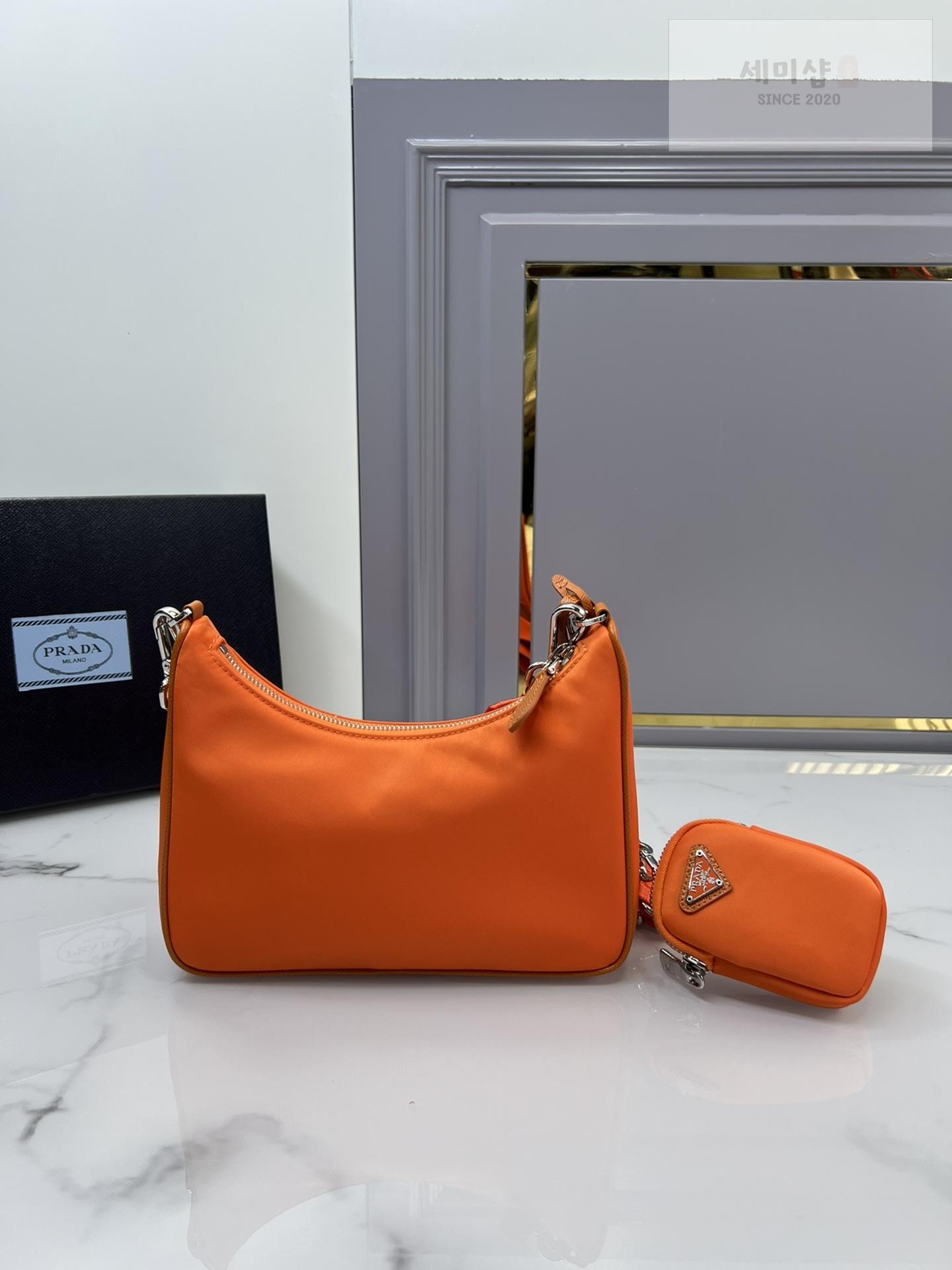 P R A D A Prada Re-Edition 2005 Nylon Hobo Bag 62번 이미지